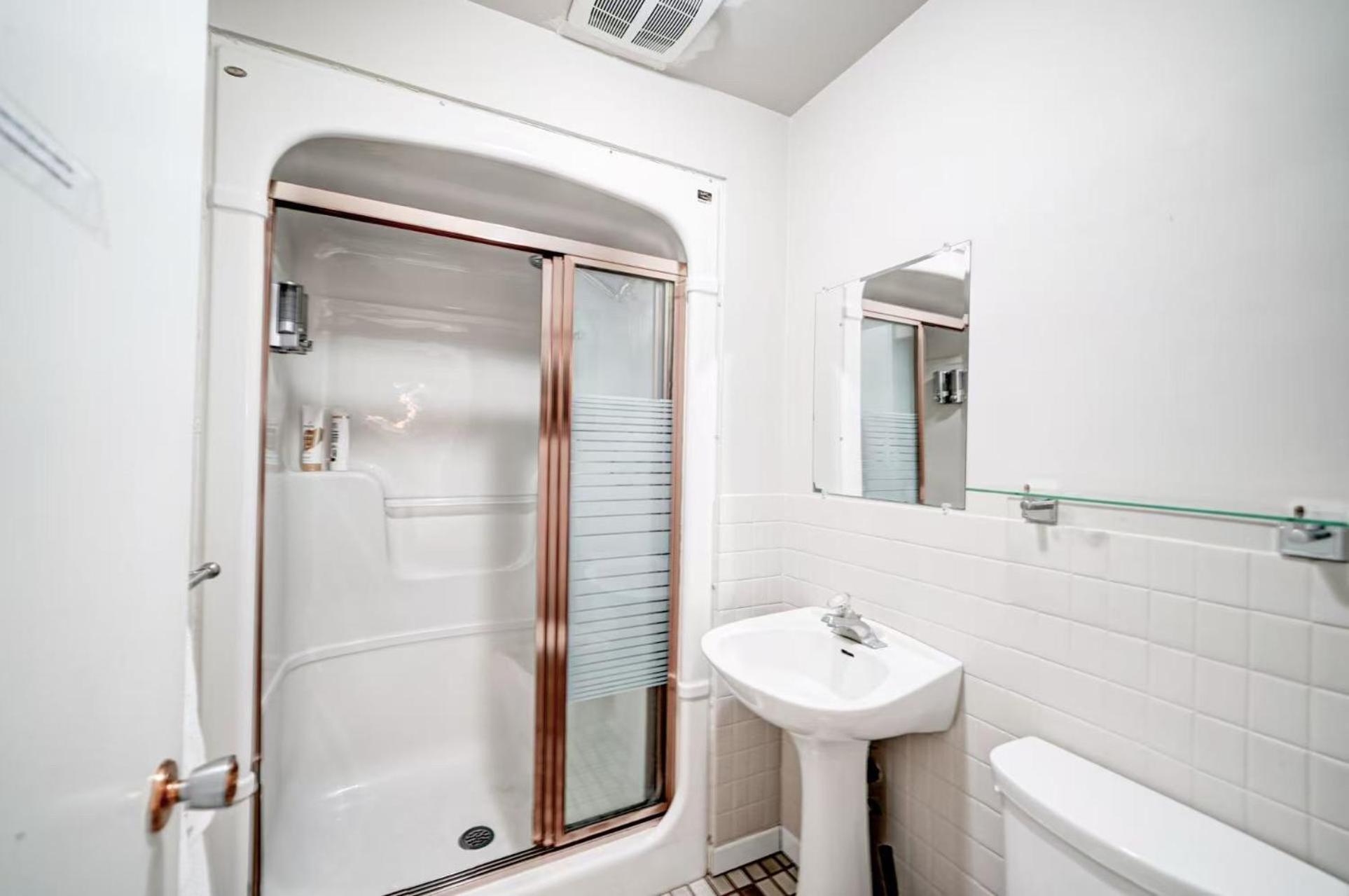 Habitación con cama grande