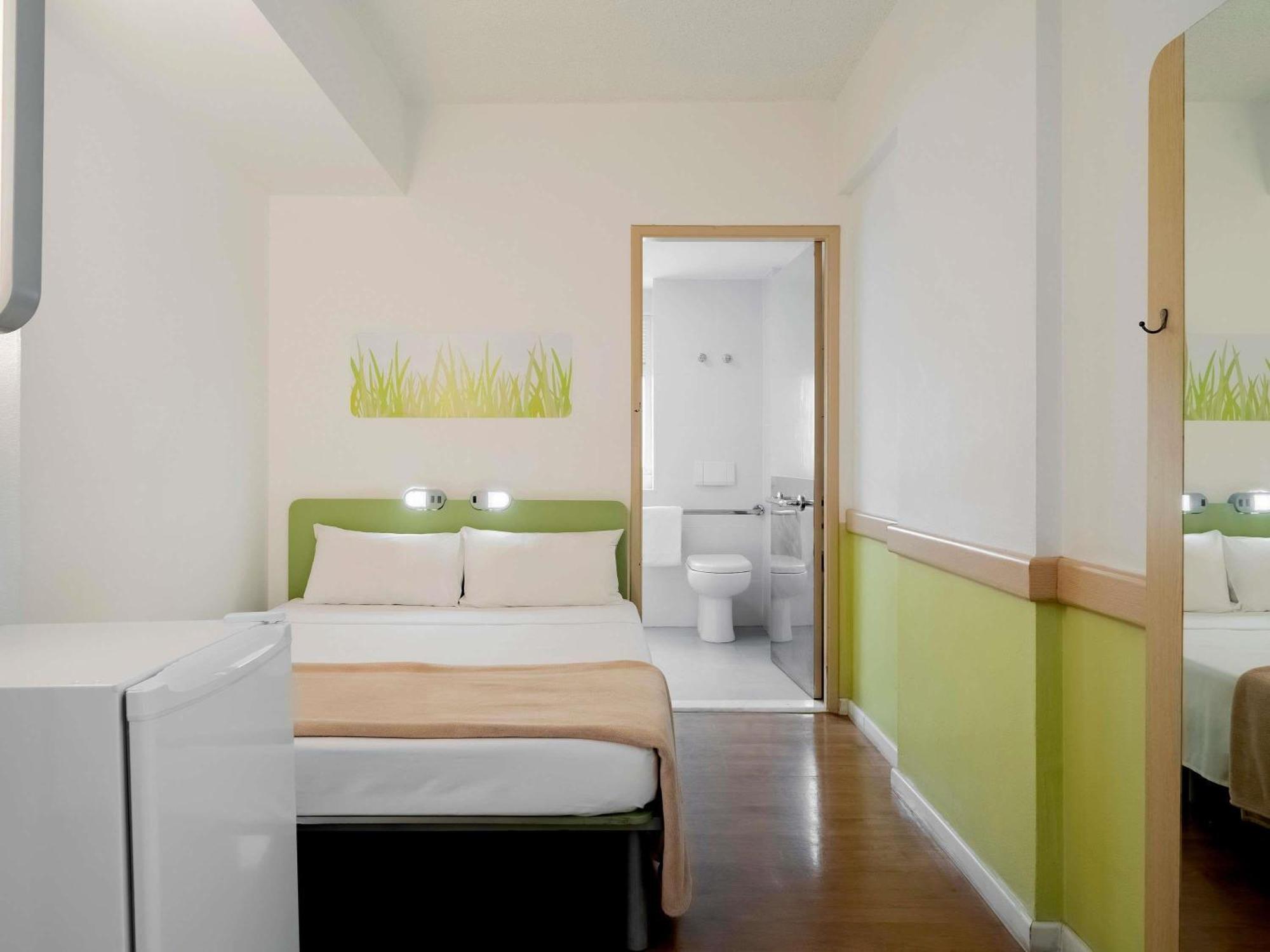 Quarto Standard Adaptado com Cama de Casal