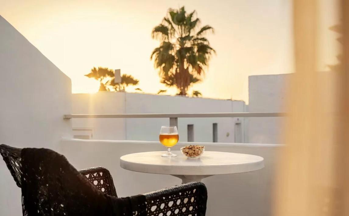 Estudio con vistas a la piscina (2 adultos)