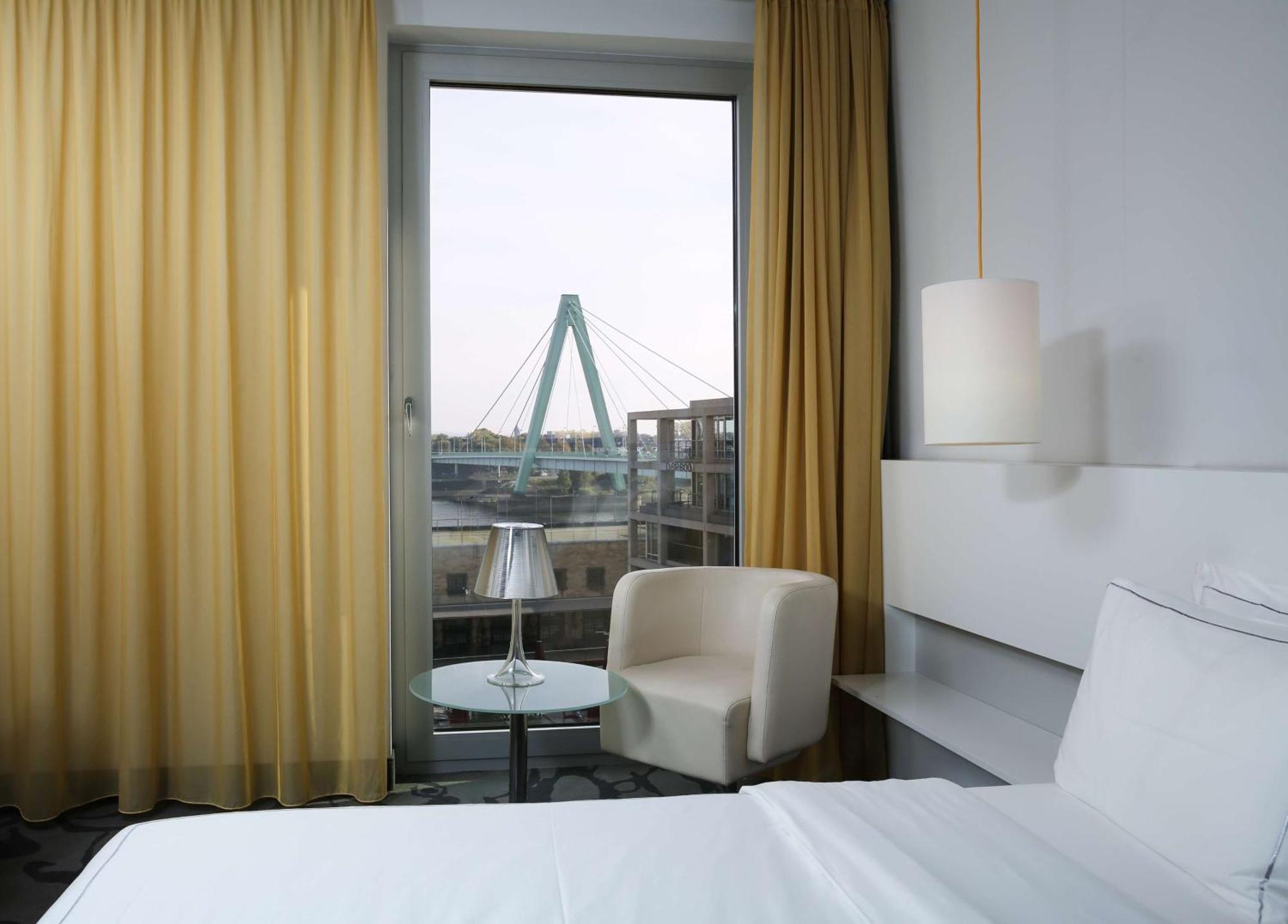 Kunst Zimmer mit Queensize-Bett - Rheinblick