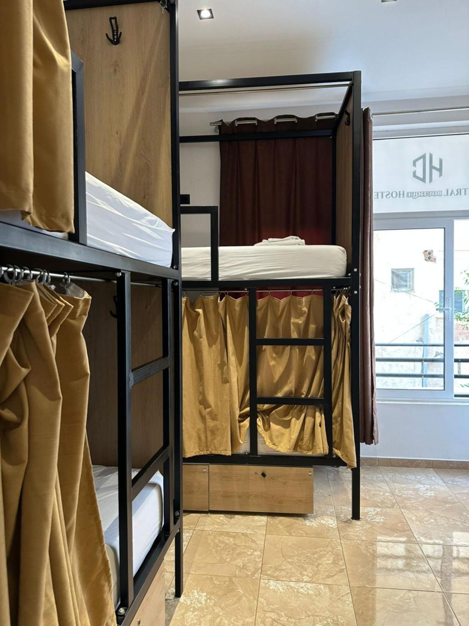 Bed op een Vrouwenslaapzaal met 6 Bedden