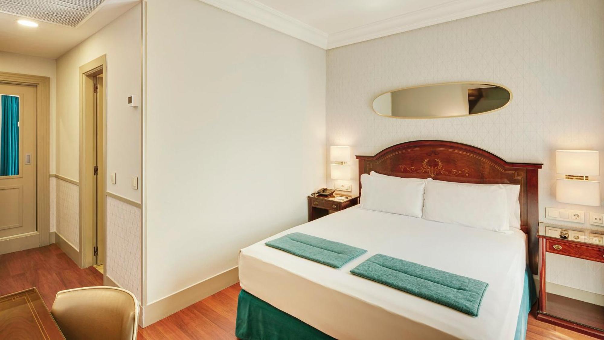 Quarto duplo standard com vista da praça