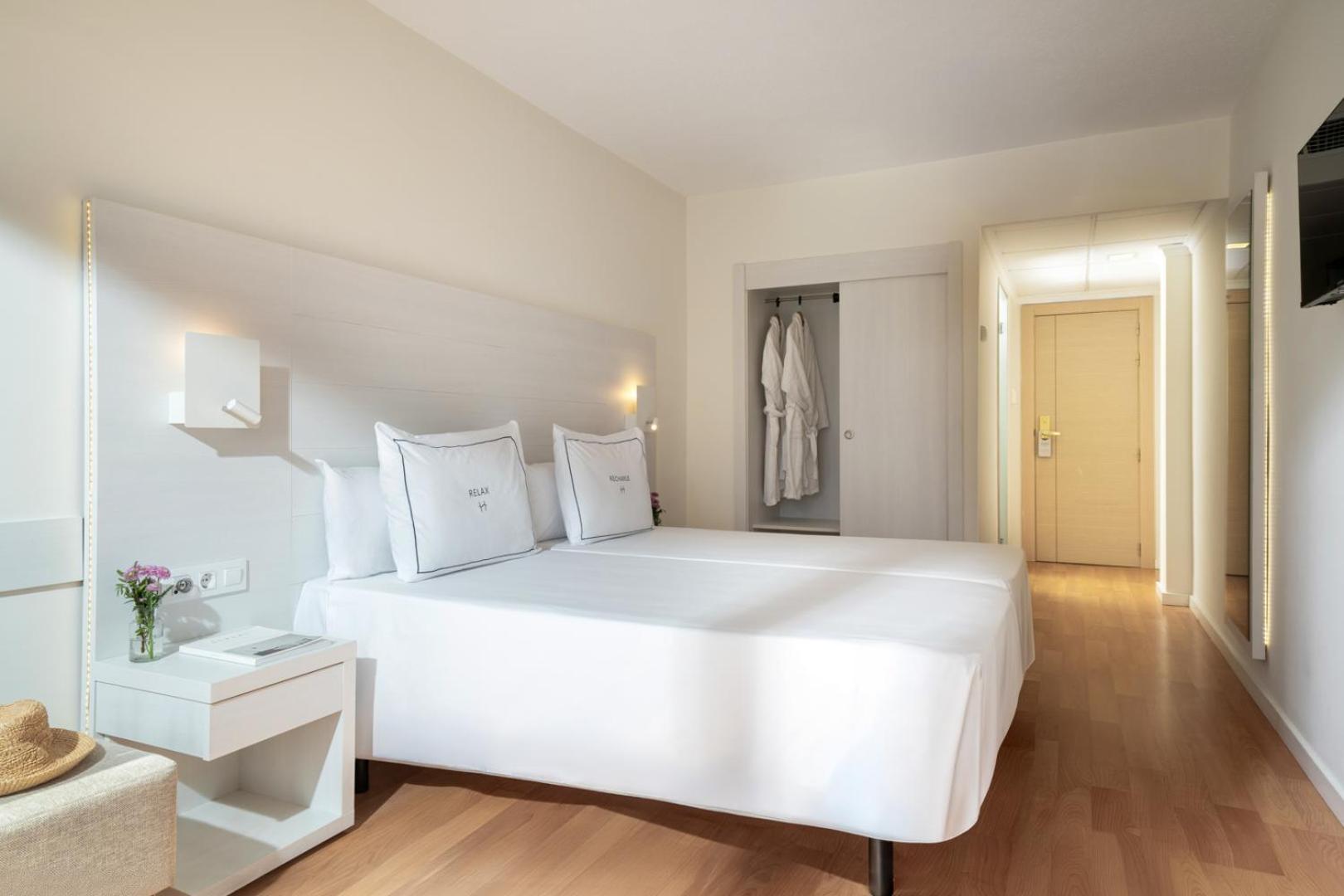 Zweibettzimmer mit Balkon und Poolblick
