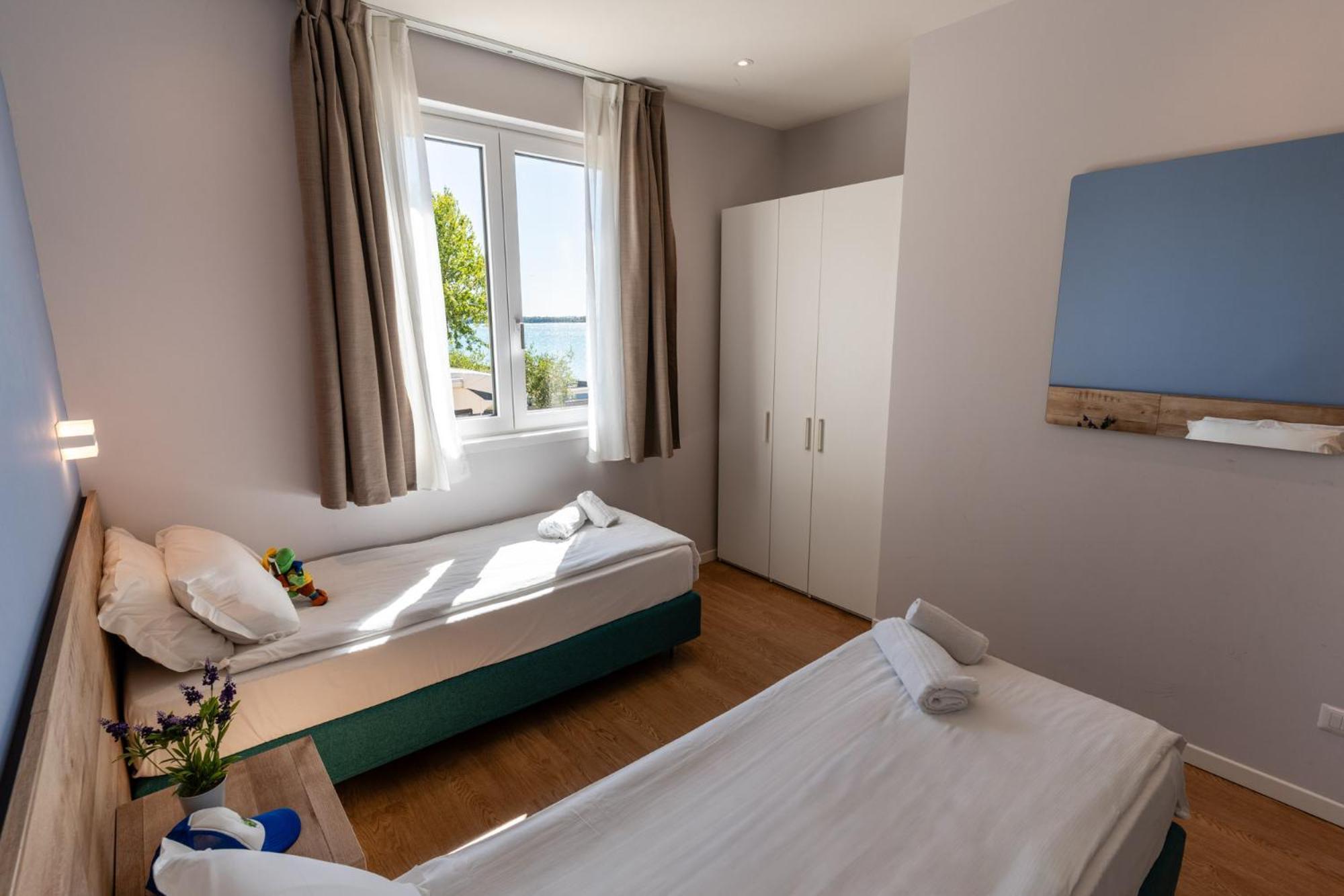 Deluxe Two-Bedroom Apartment - Lakefront