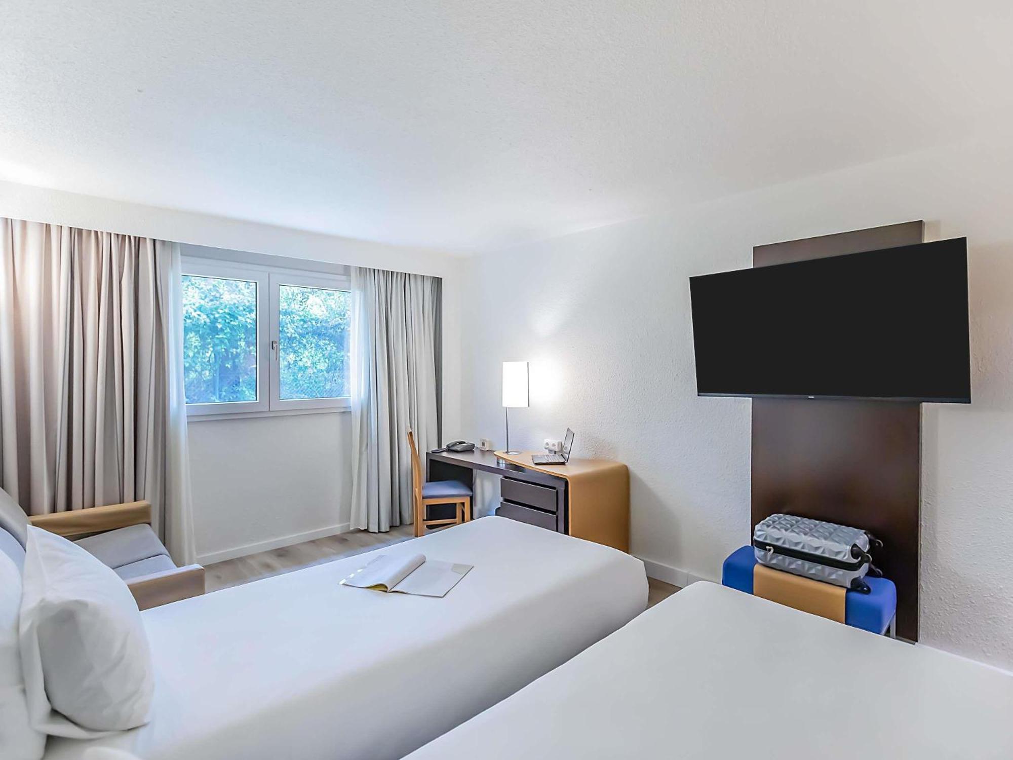 Quarto Standard com 2 Camas de Solteiro e Vista da Piscina