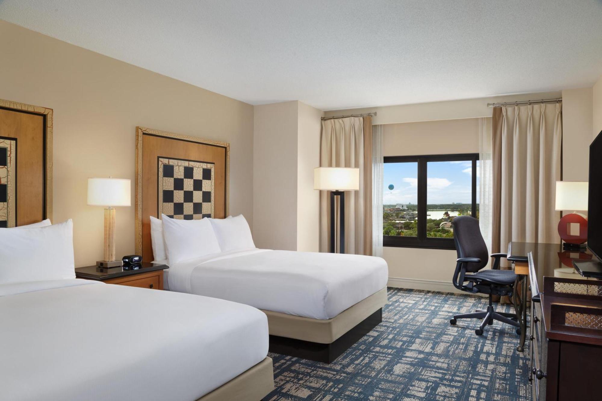 Doppelzimmer mit 2 Doppelbetten und Disney-Blick
