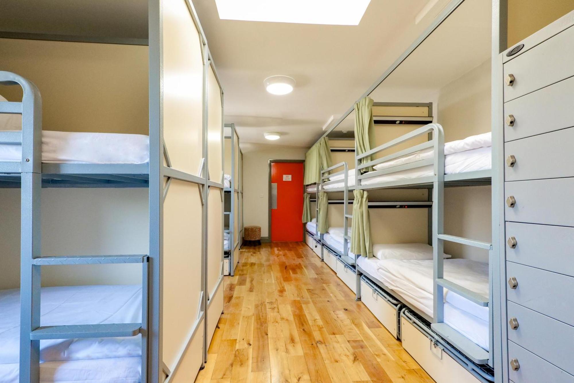 Cama individual en dormitorio compartido mixto de 16 camas