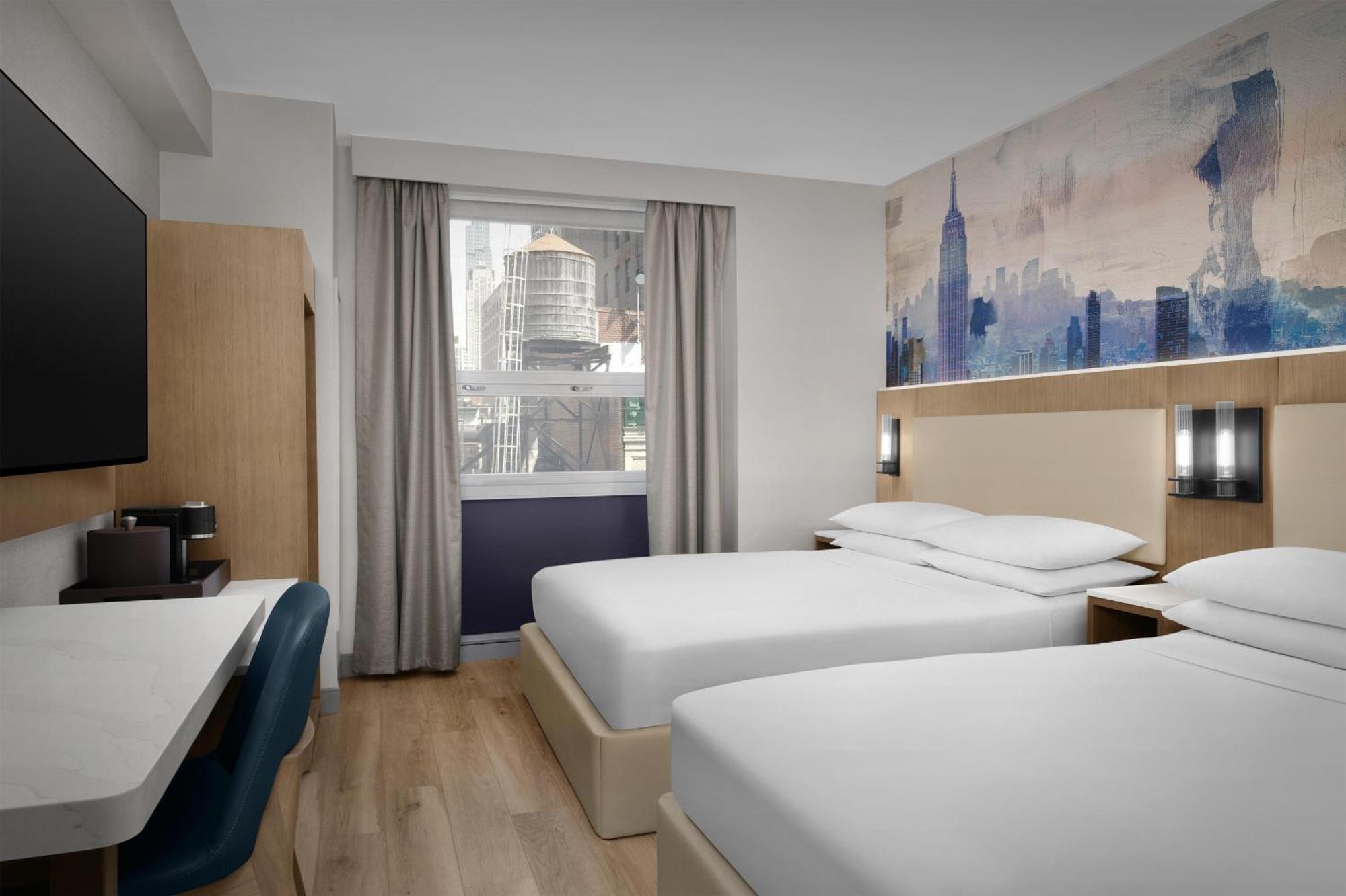 Quarto Queen com 2 Camas Queen-size e Vista da Cidade
