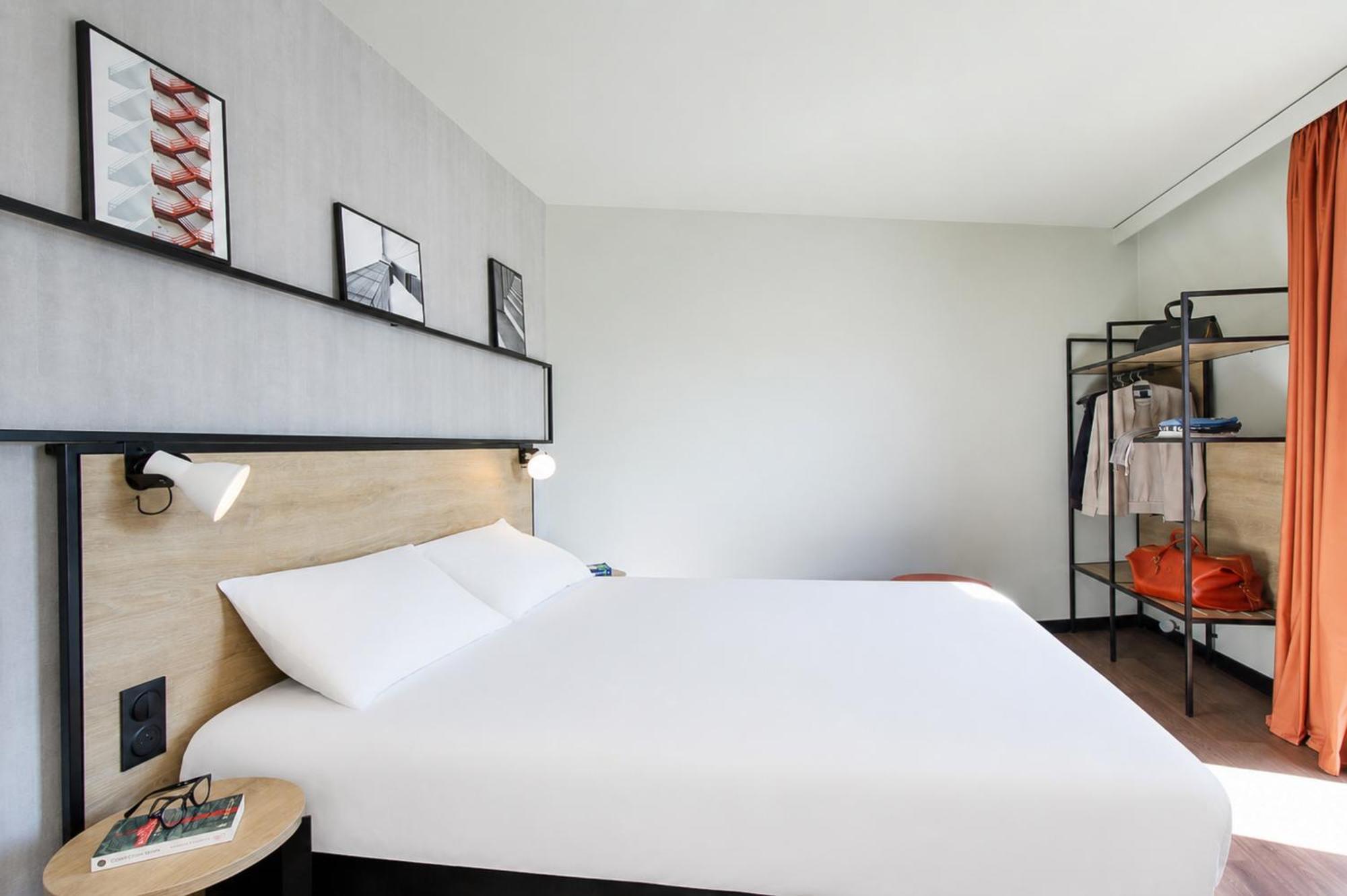 Dreibettzimmer mit 1 Doppelbett und 1 Schlafsofa