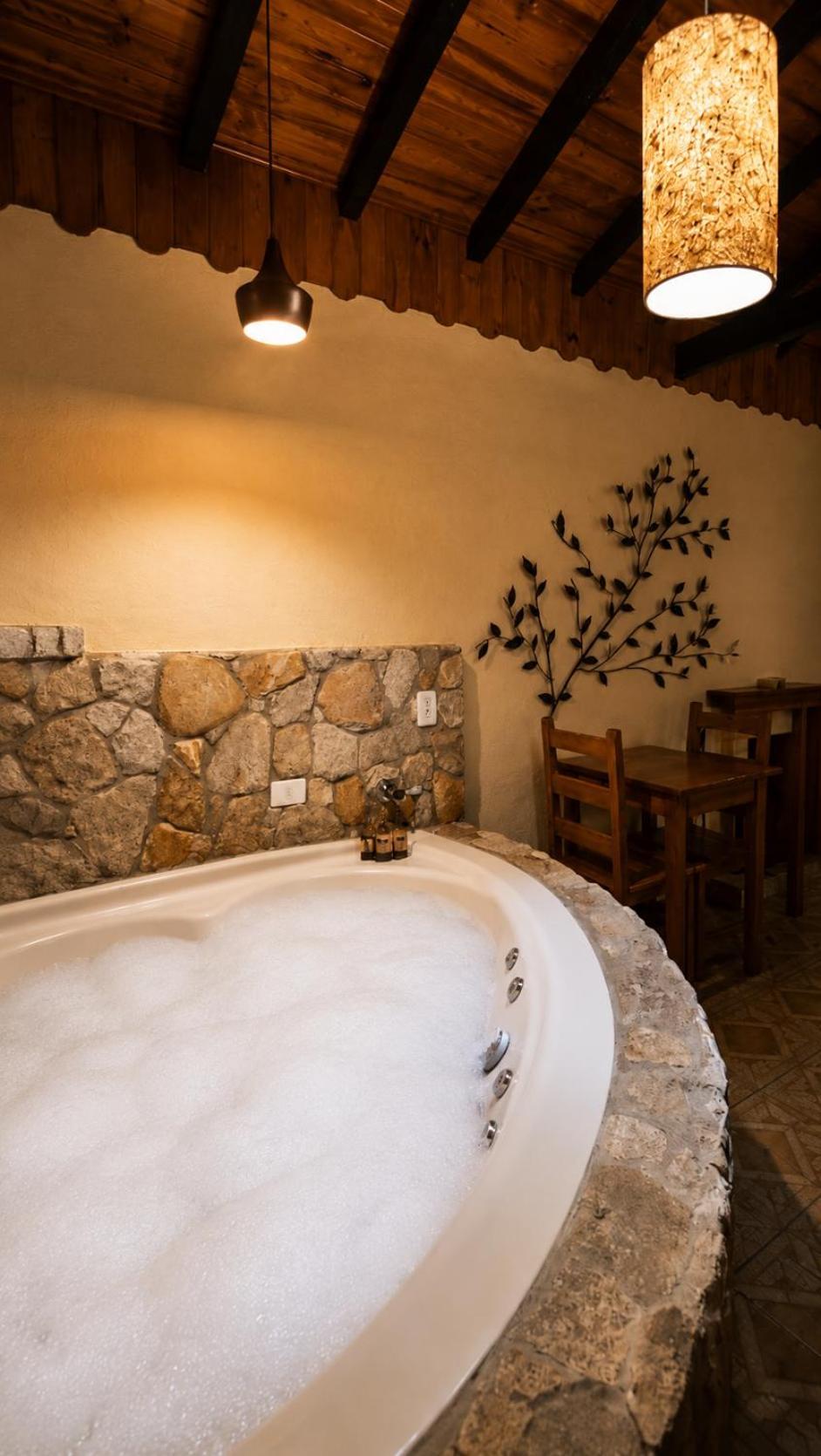 Suite Hot Tub,1771904555:JPEG