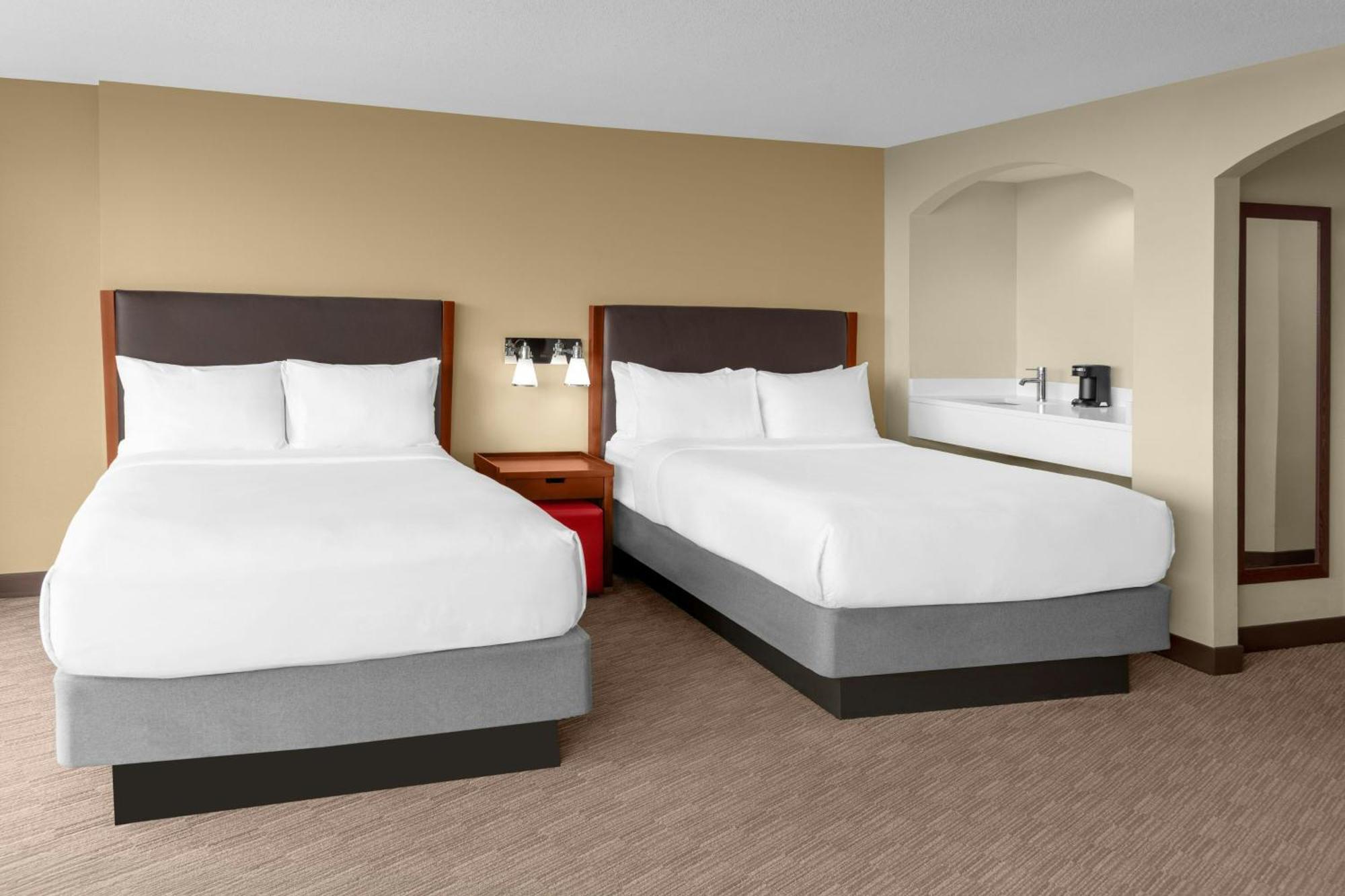 Quarto com 2 Camas Queen-size e Vista da Cidade