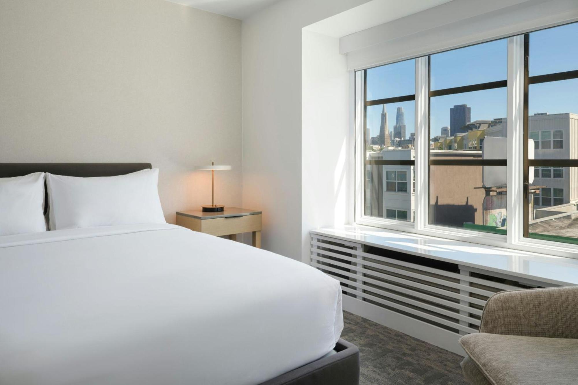 Größeres Zimmer mit 2 Queensize-Betten und Stadtblick