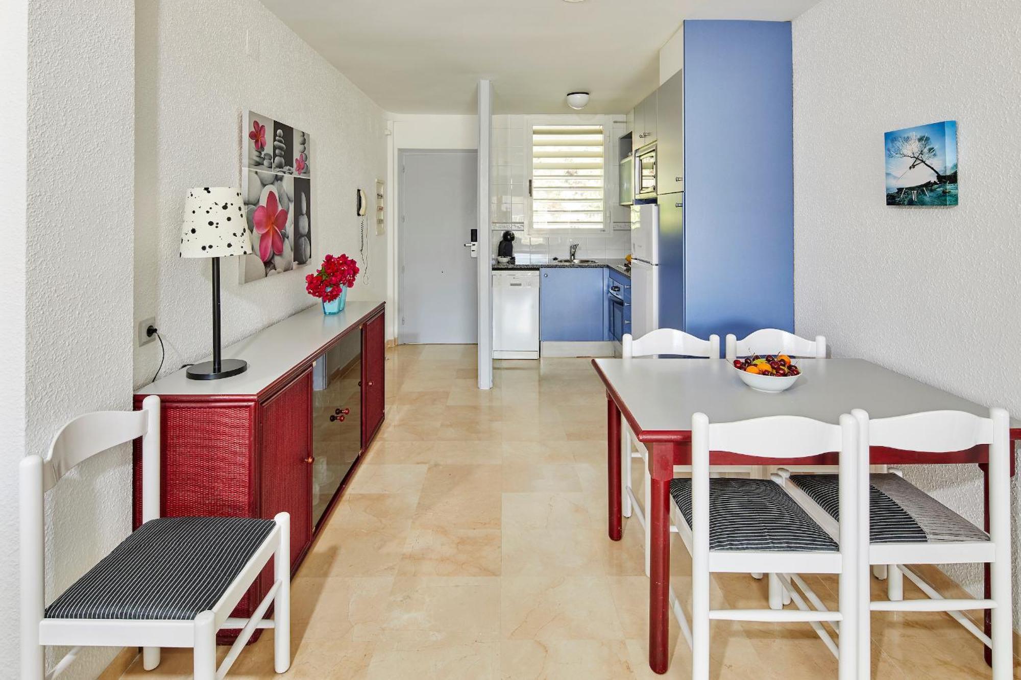 Apartamento de 2 dormitorios con terraza y vistas a la piscina.