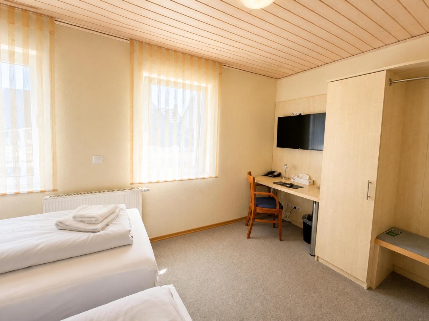 Tweepersoonskamer met 2 Aparte Bedden en Eigen Badkamer
