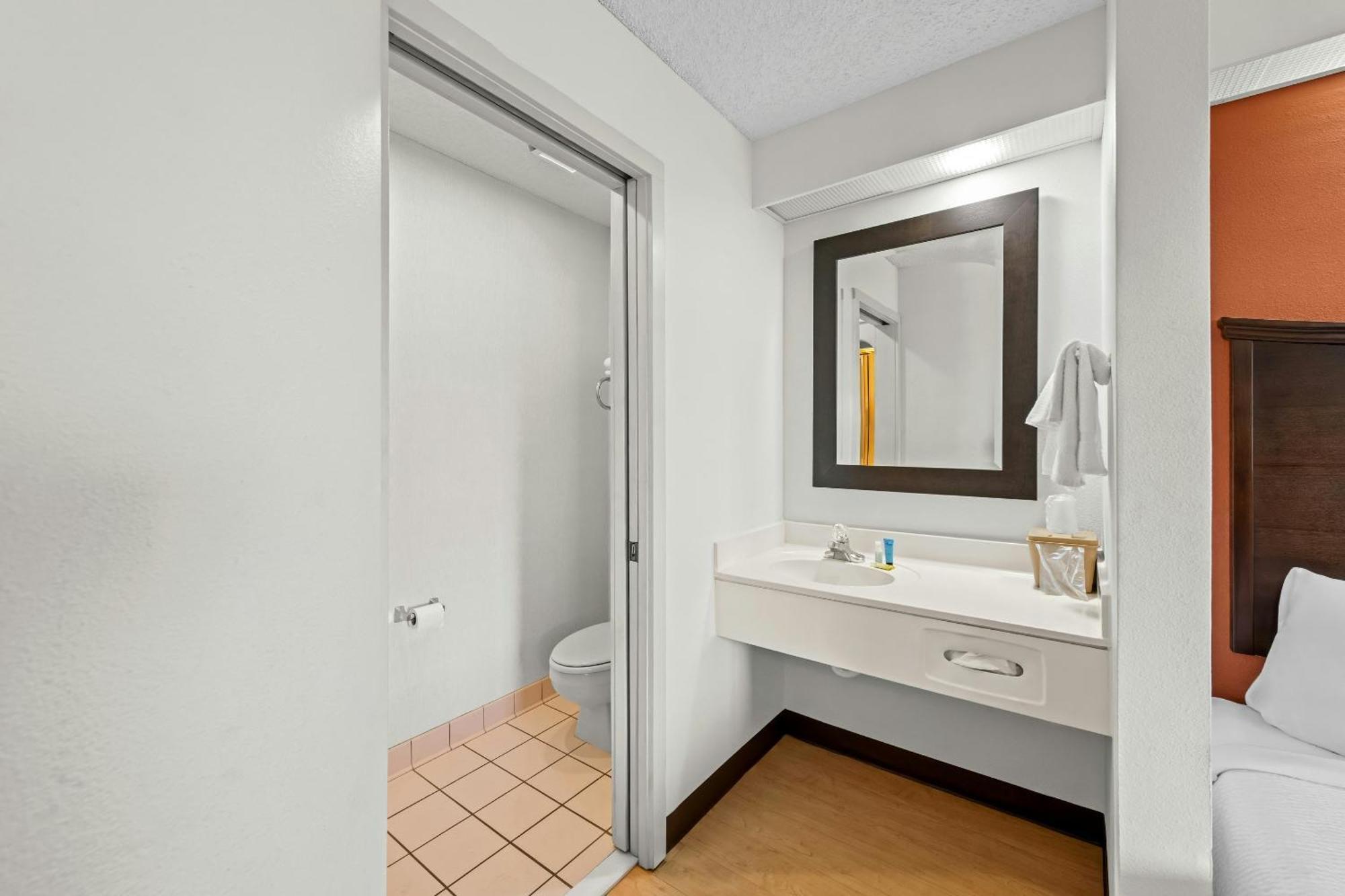 Deluxe Room One Queen Bed Disability Access Non-Smoking,1772202792:JPEG