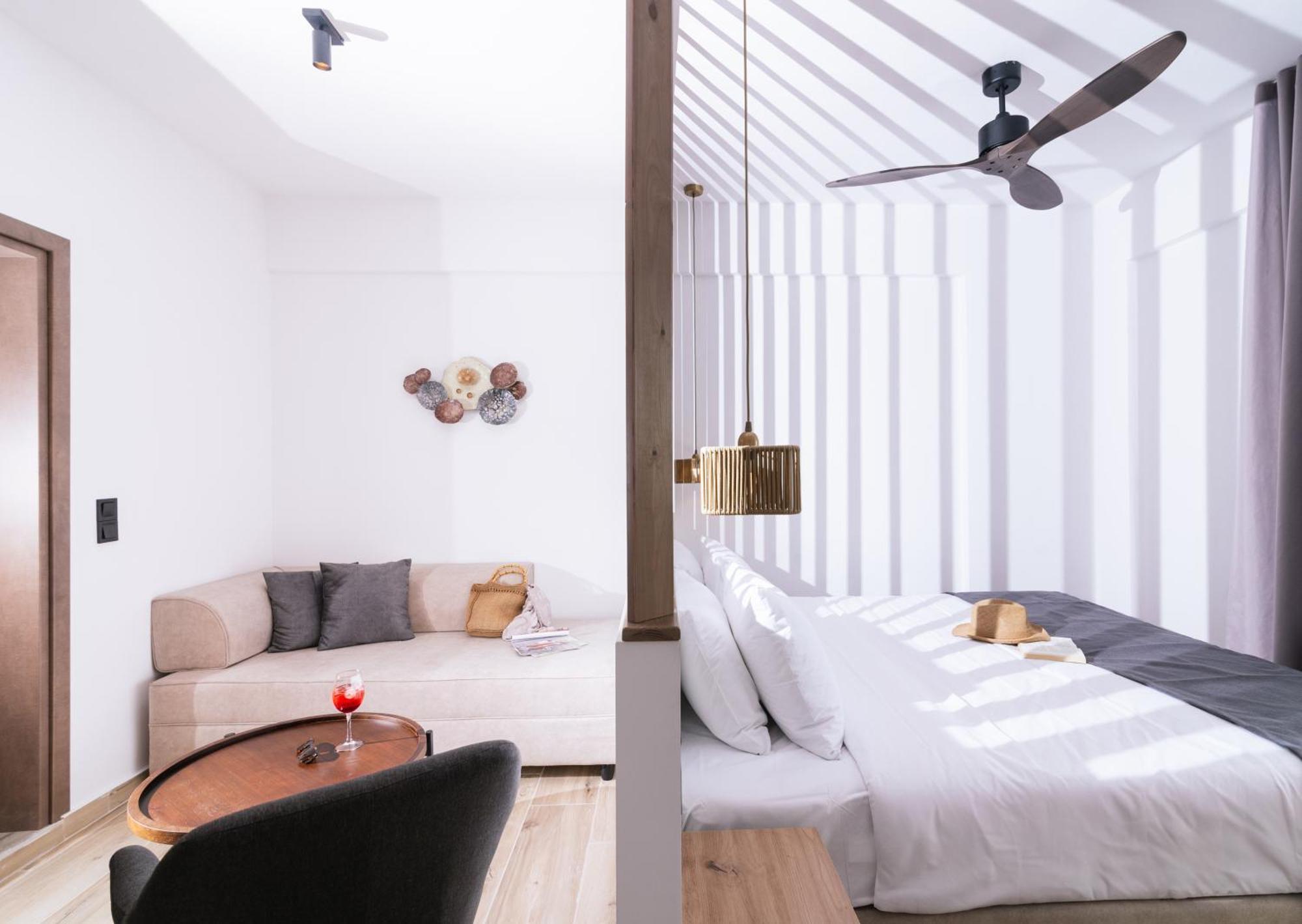 Dreibettzimmer mit Poolblick