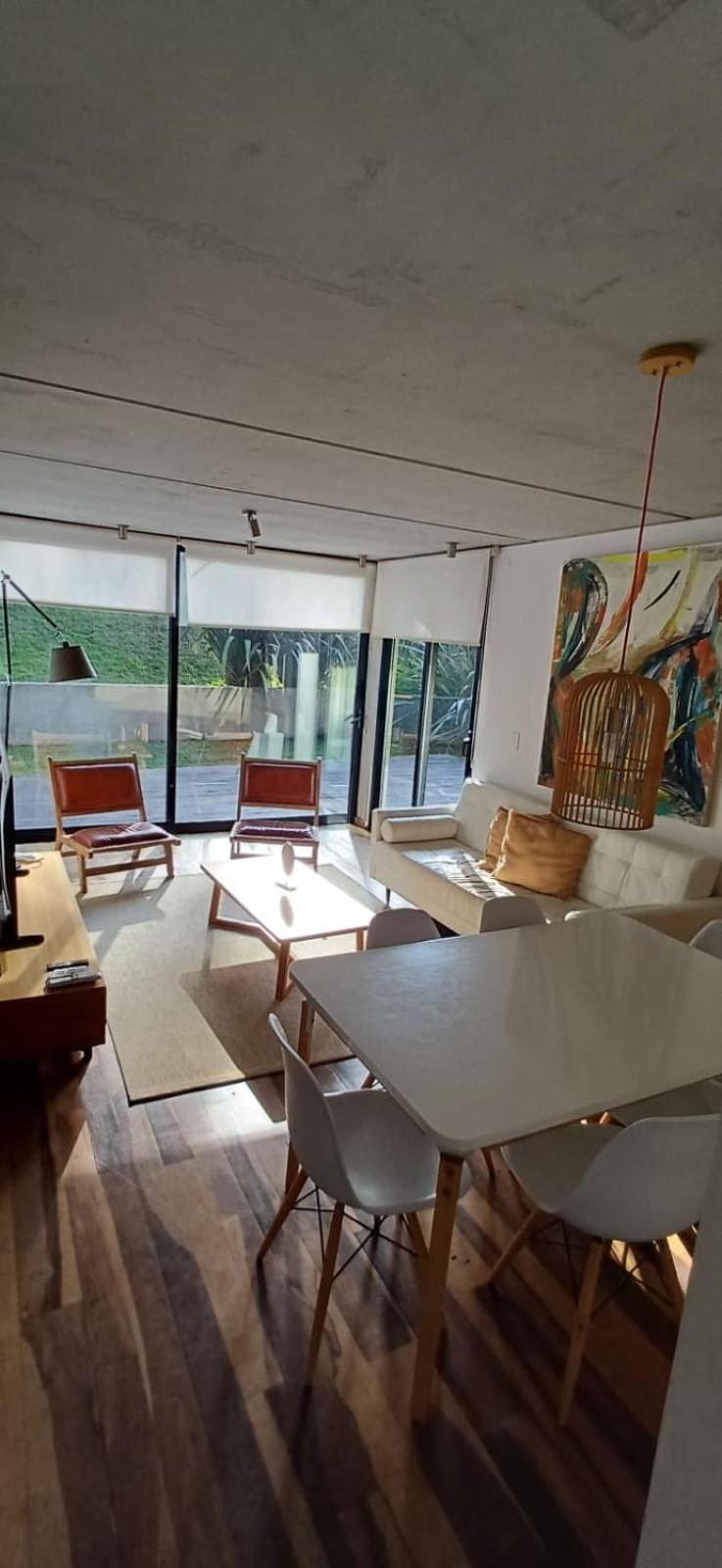 Apartamento de 2 Quartos com Varanda e Terraço