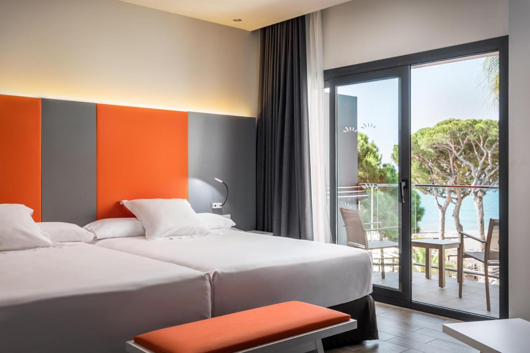 Suite Junior (2 Adultes + 2 Enfants) - Vue sur Piscine et Mer