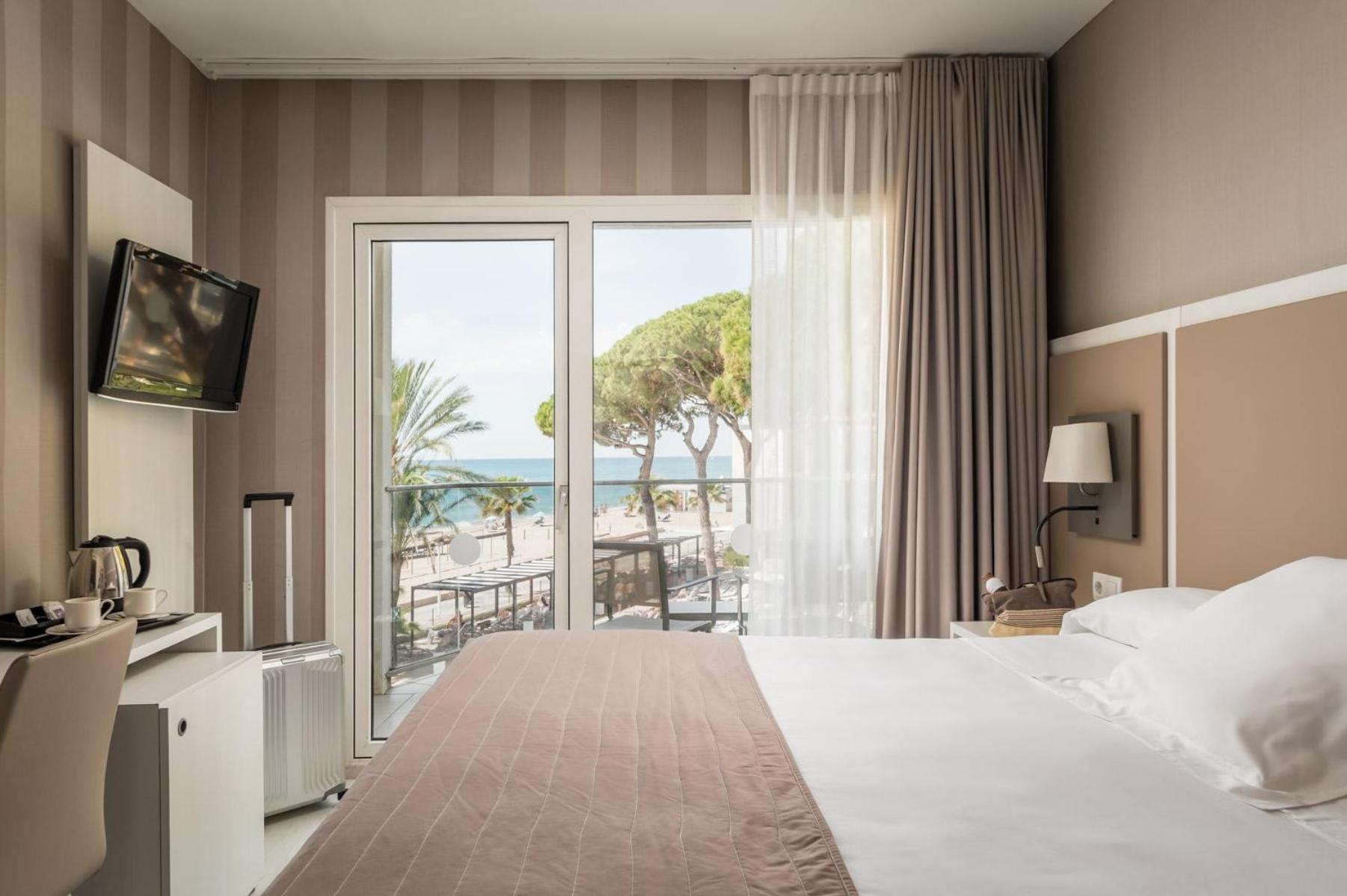 Chambre Double ou Lits Jumeaux (3 Adultes) - Vue sur Piscine et Mer