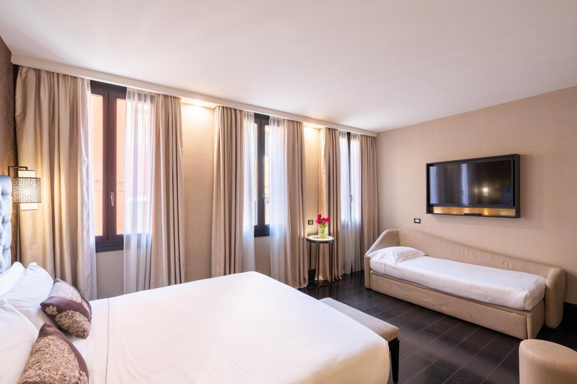 Habitación Premium con cama extragrande y sofá cama