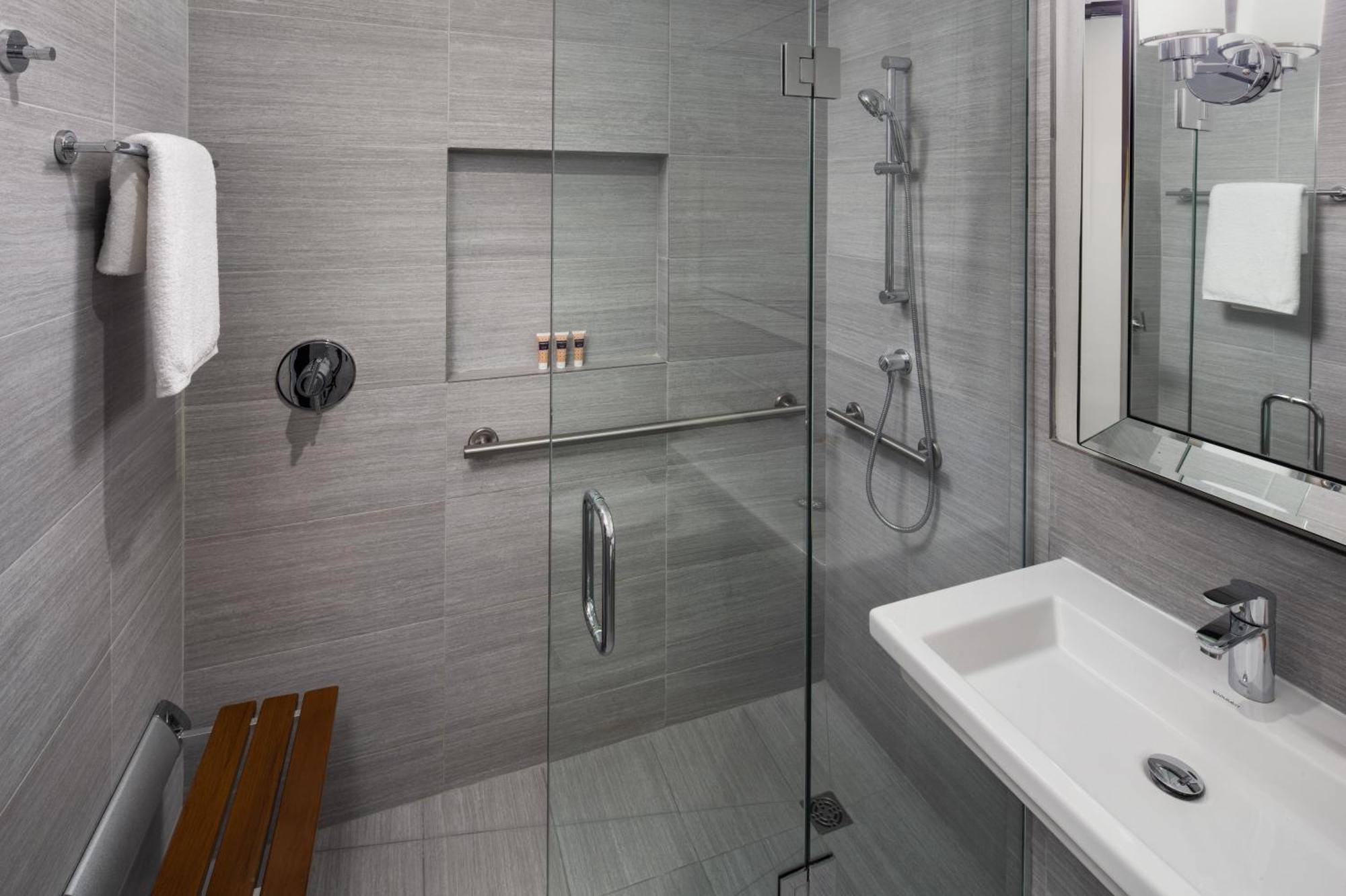 Chambre Lit King-Size pour Personnes à Mobilité Réduite avec Douche Accessible aux Personnes à Mobilité Réduite