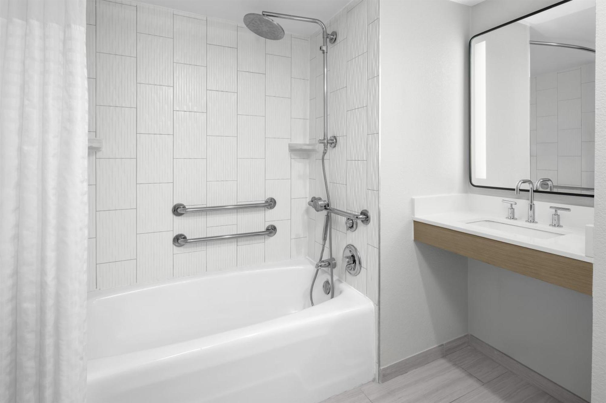One-Bedroom Suite with Two Double Beds and Tub - Mobility Accessible