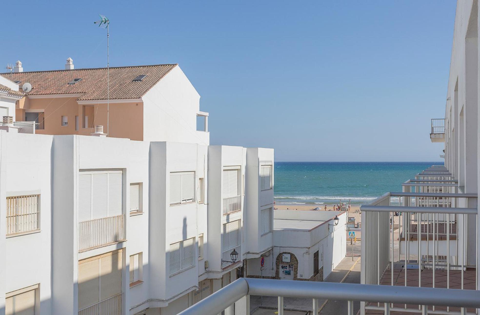 Apartamento con 2 dormitorios y vistas laterales al mar