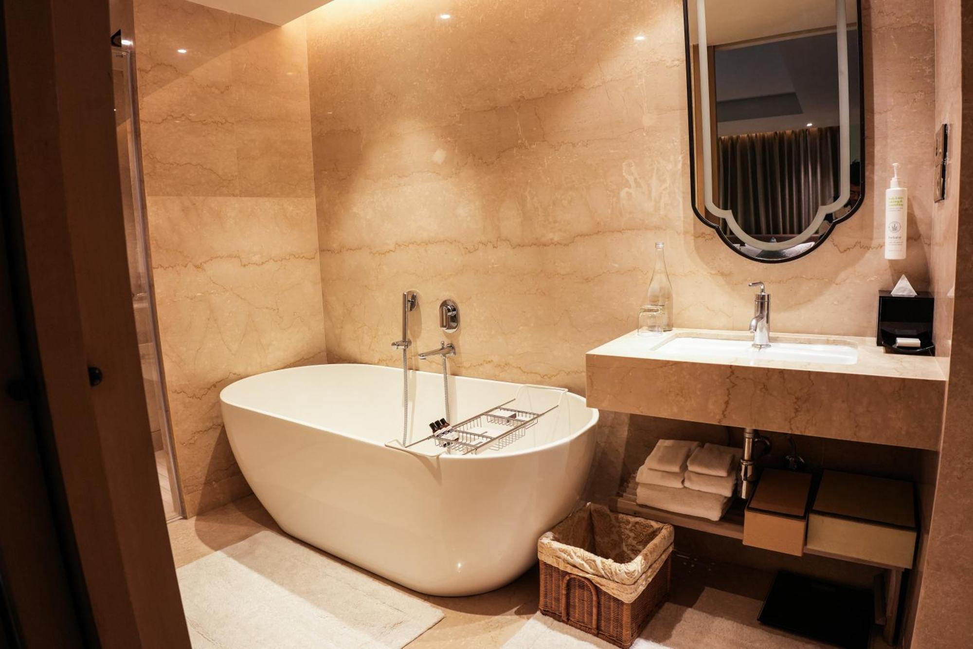 Junior Suite, Club Lounge Access, 1 King Bed - INR 1000 F&B Credit, 1+1 on Selected Beverages (Happy Hours 17:00 -19:00 Hrs)
