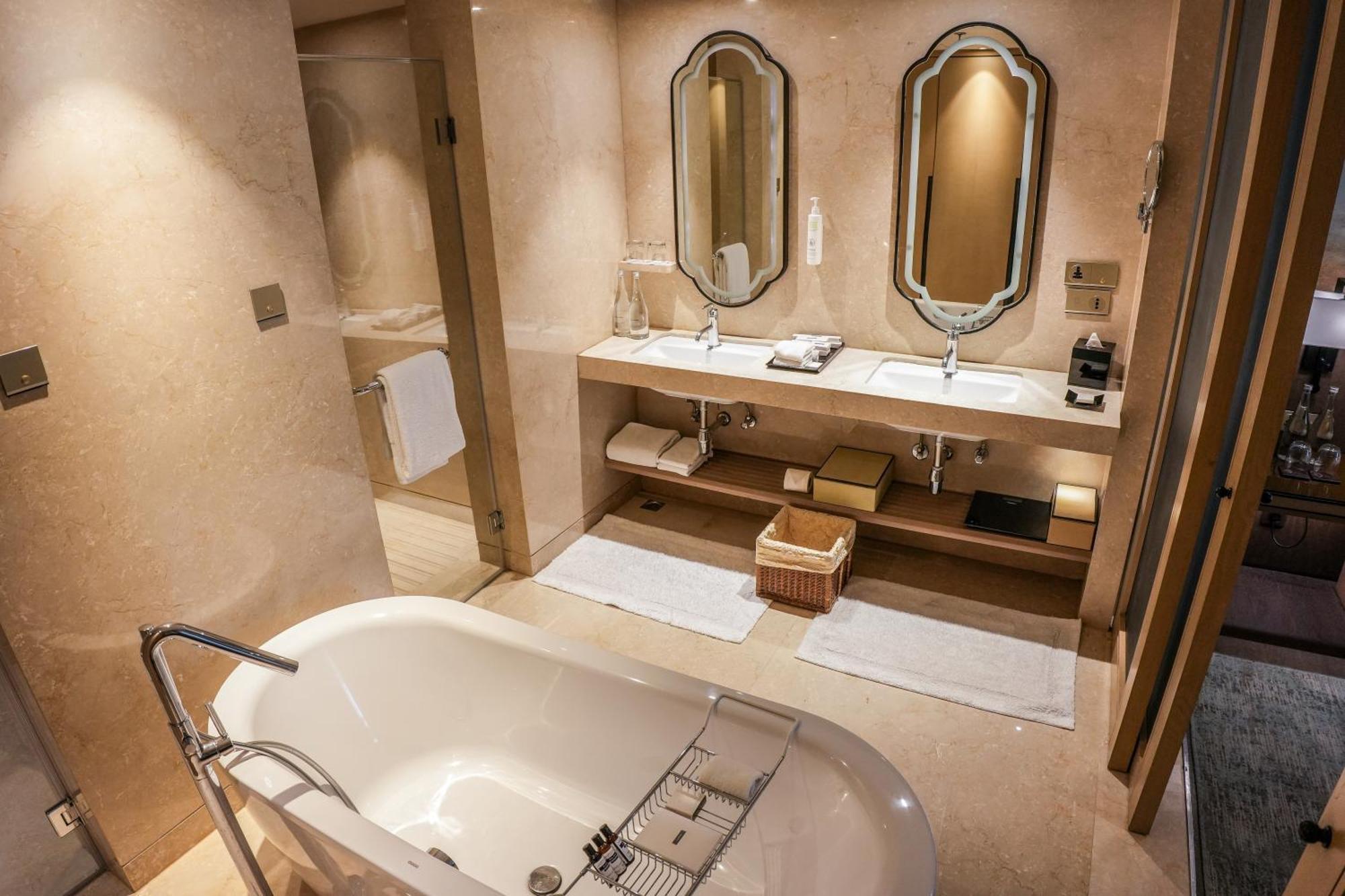 Executive Suite, Club Lounge Access, 1 King Bed  - INR 1000 F&B Credit, 1+1 on Selected Beverages (Happy Hours 17:00 -19:00 Hrs)
