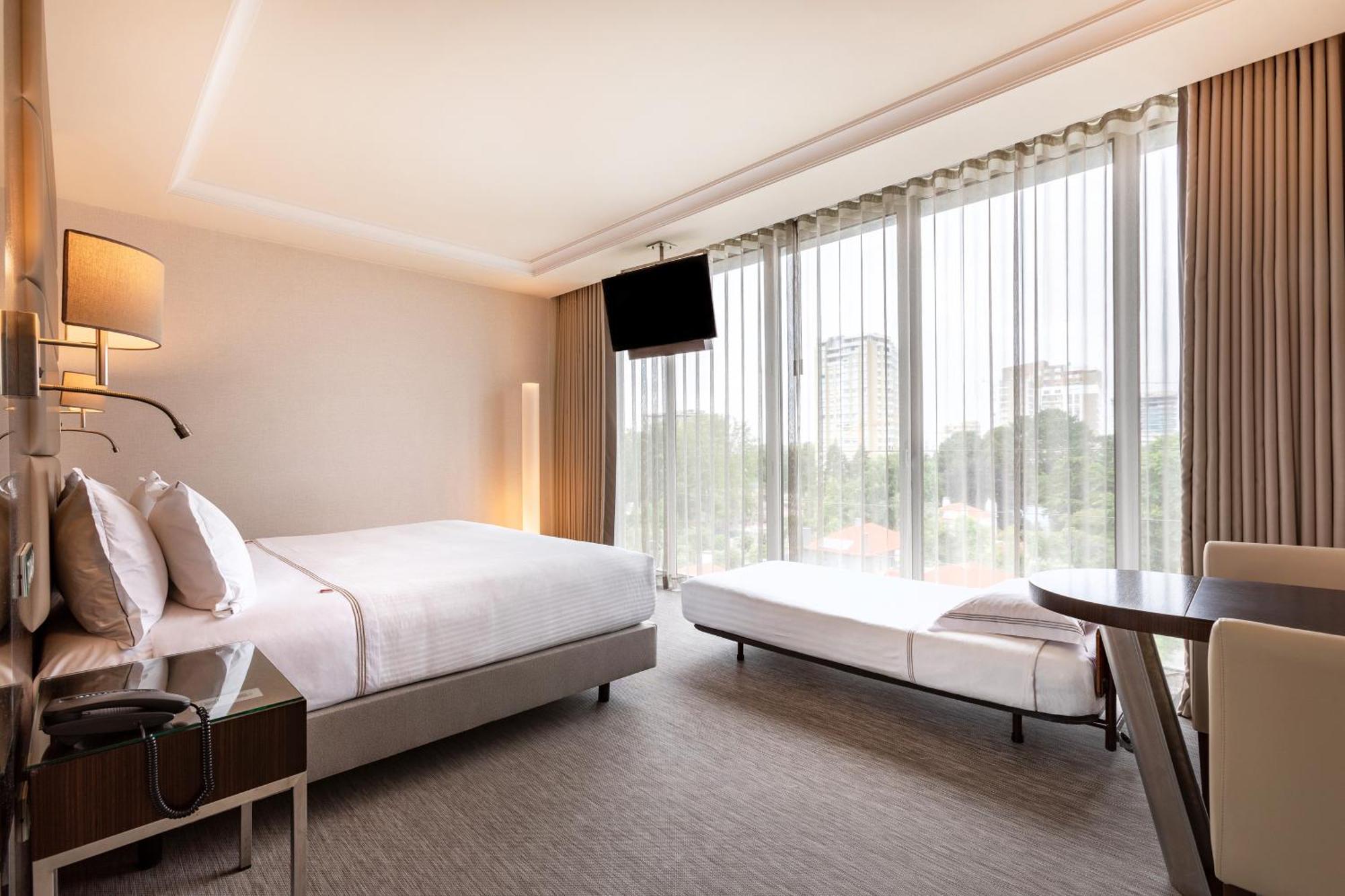 Quarto com Cama de Casal ou 2 de Solteiro e Cama Extra