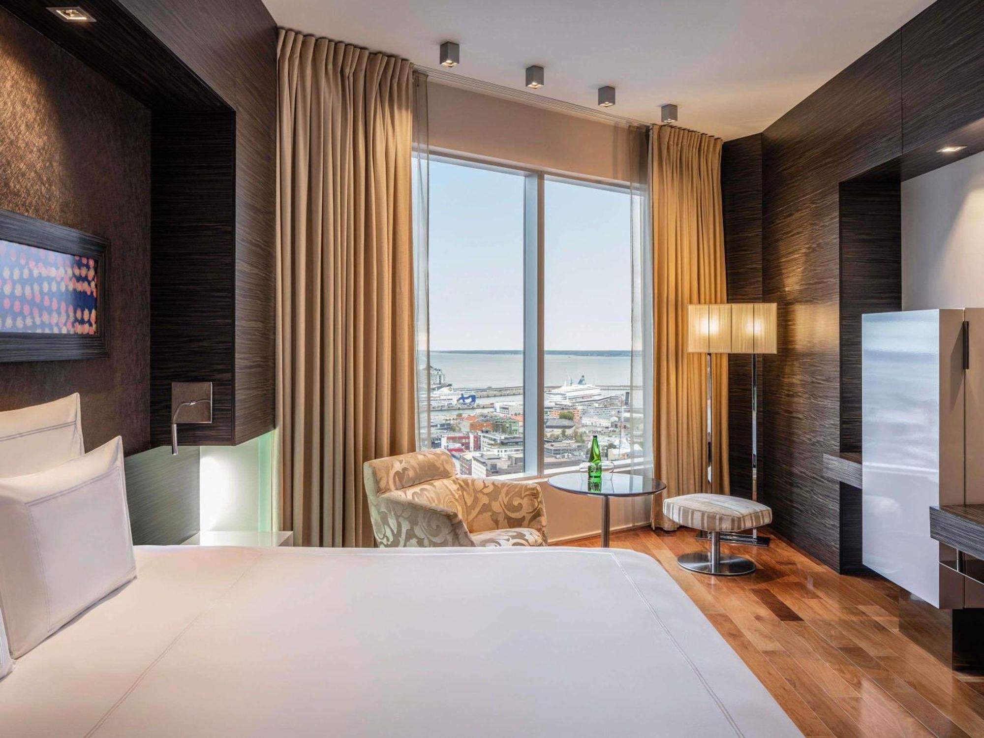 Swiss Executive Zimmer mit Kingsize-Bett und Hafenblick