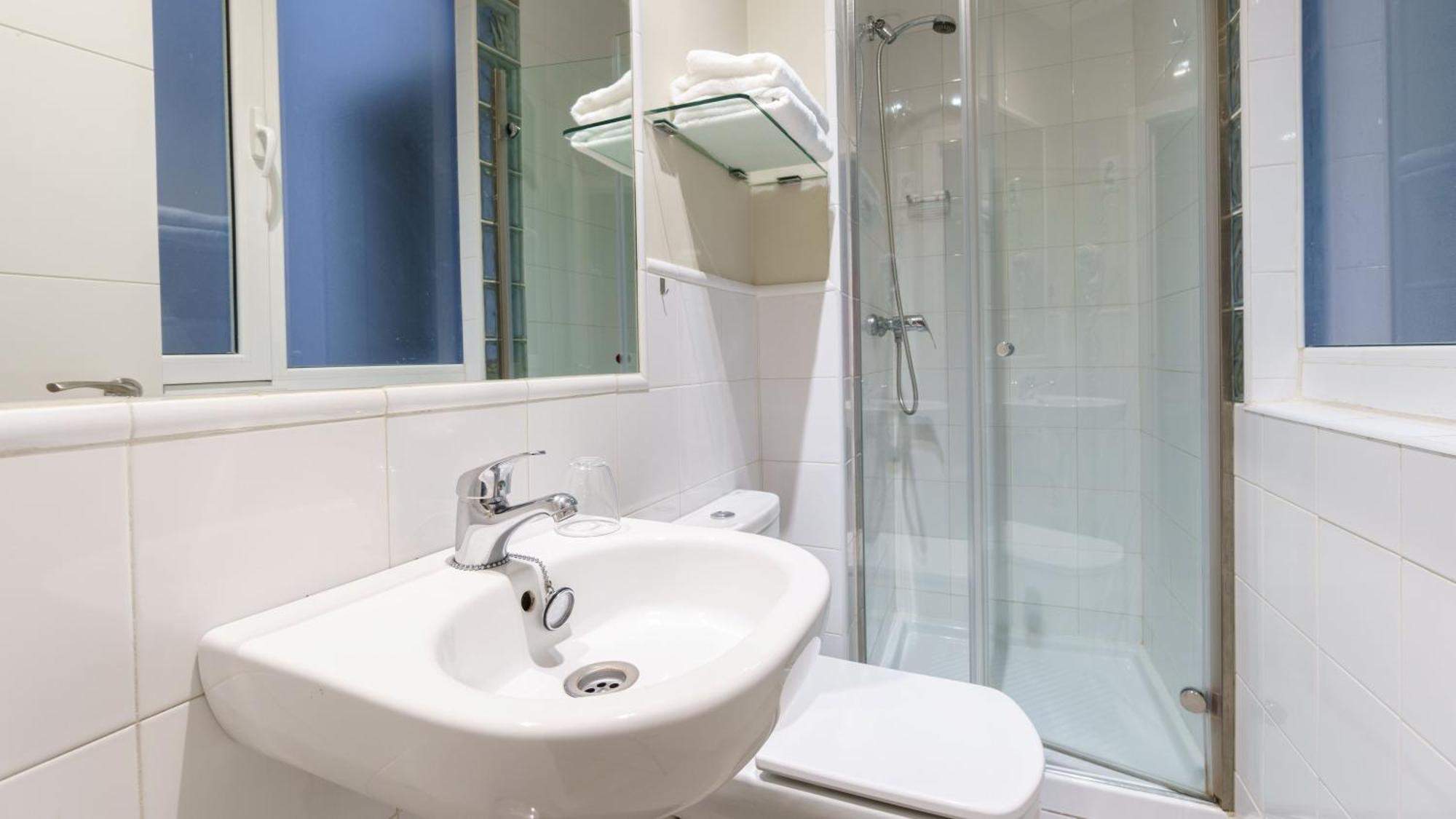 Triple Room with Street View