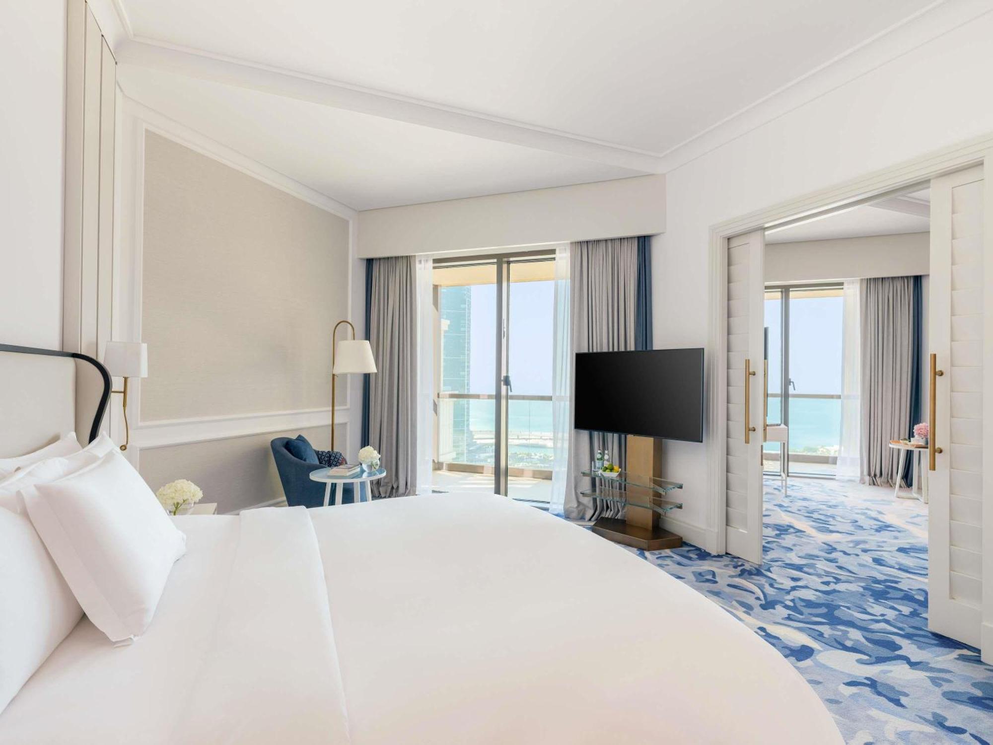 Suite Lit King-Size Prestige - Vue Partielle sur Mer - Accès au Club