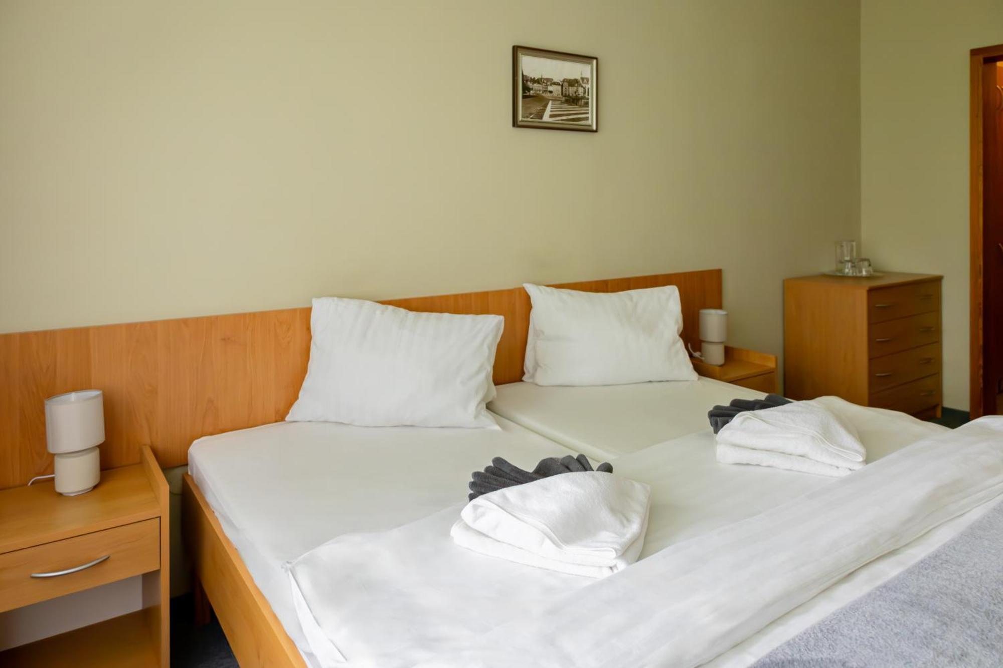Doppel- oder Zweibettzimmer