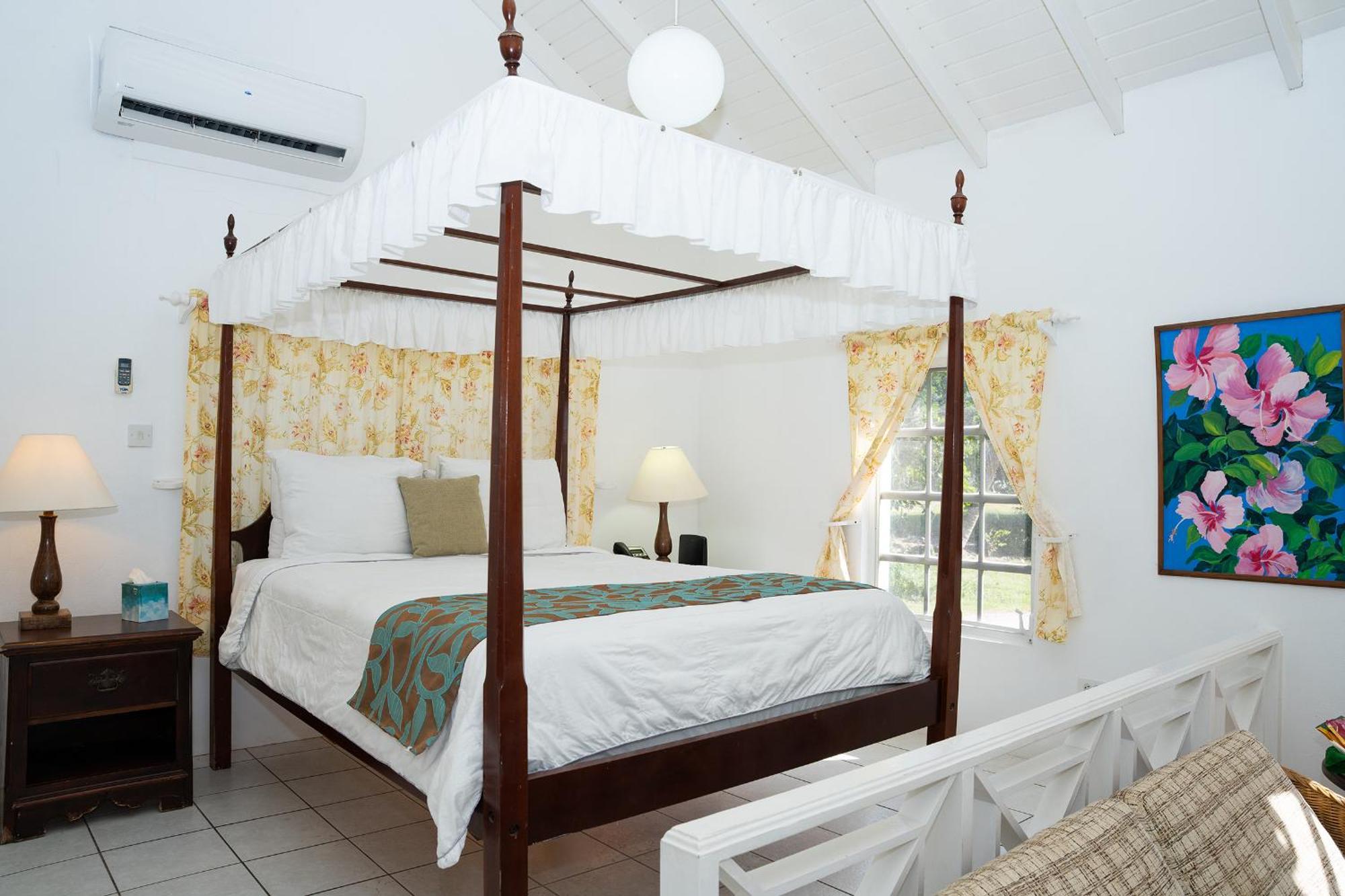 Deluxe - 1 Queen Bed