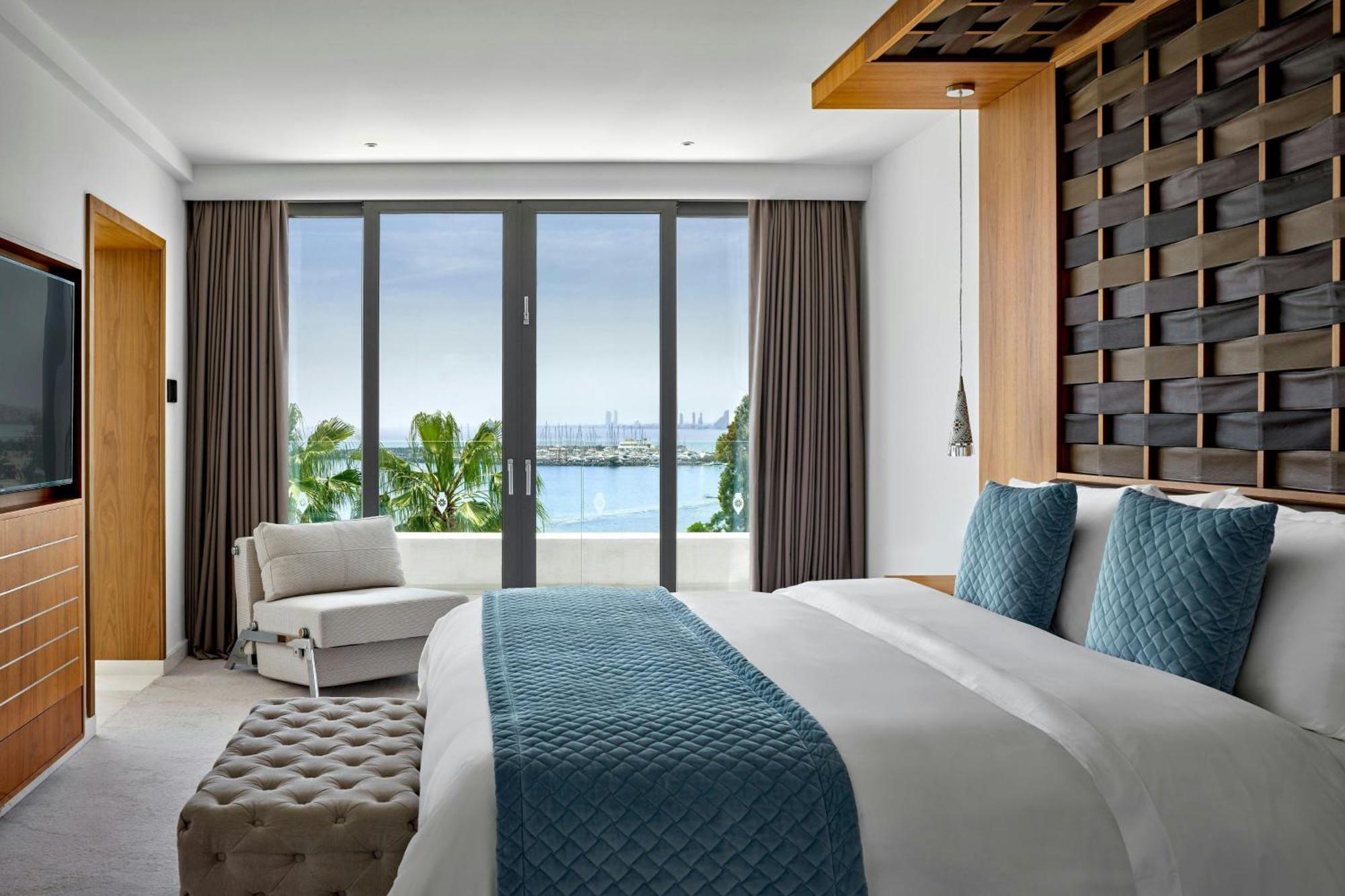 Grotere Panoramische Suite met 1 Slaapkamer - 1 Kingsize Bed - Uitzicht op Zee - Balkon