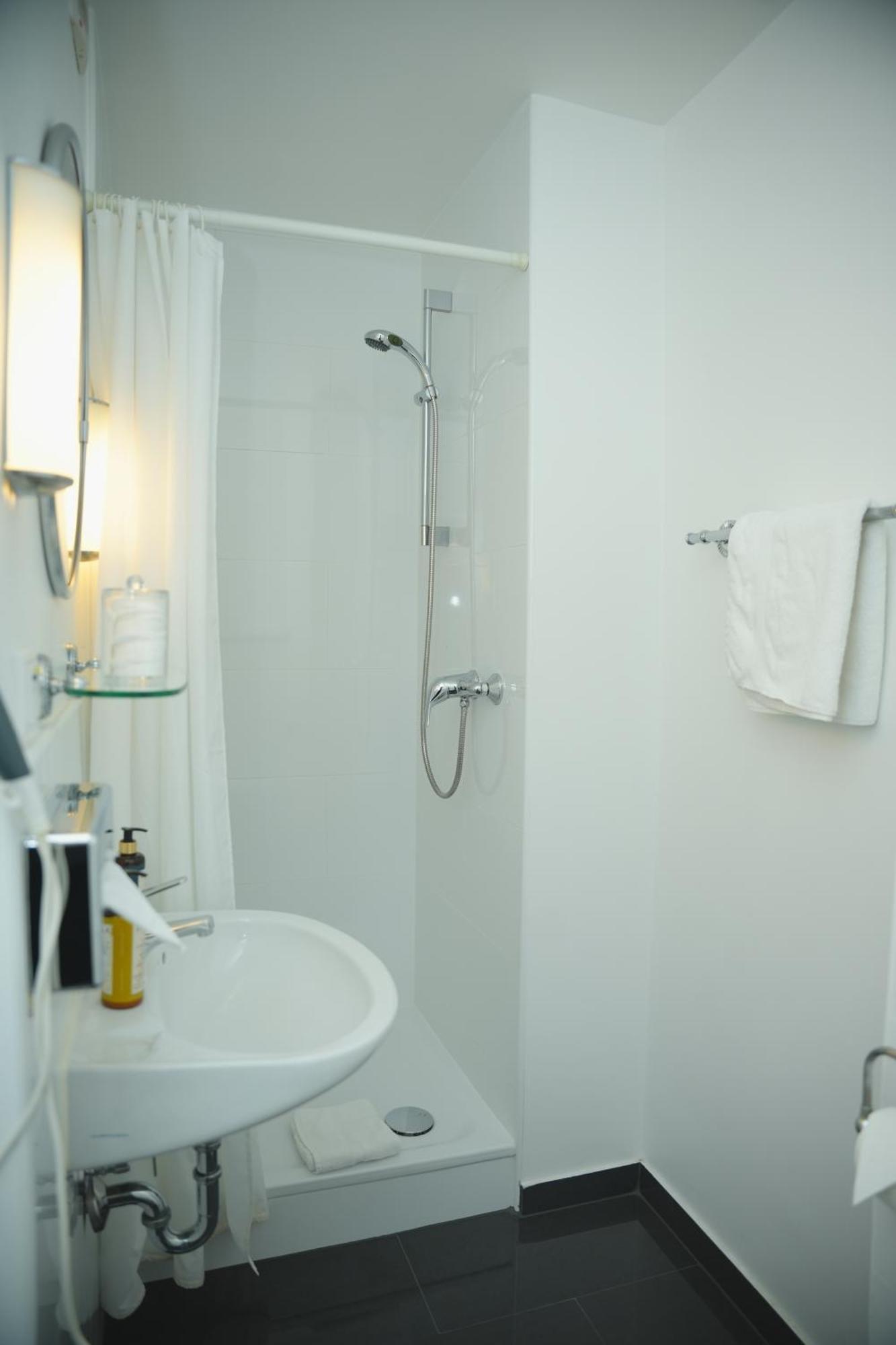 Einzelzimmer mit eigenem Bad und Badewanne