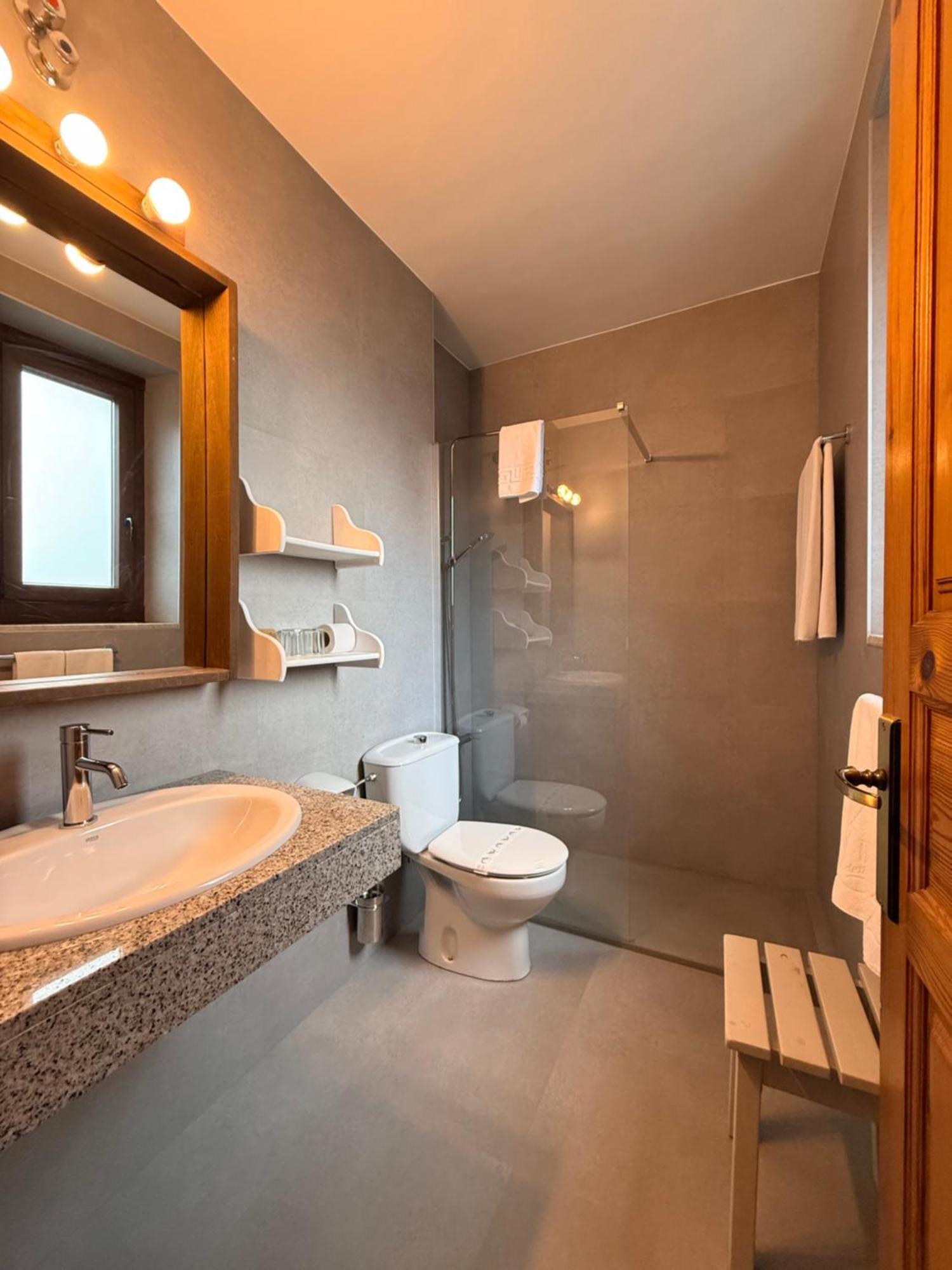 Habitación con cama grande