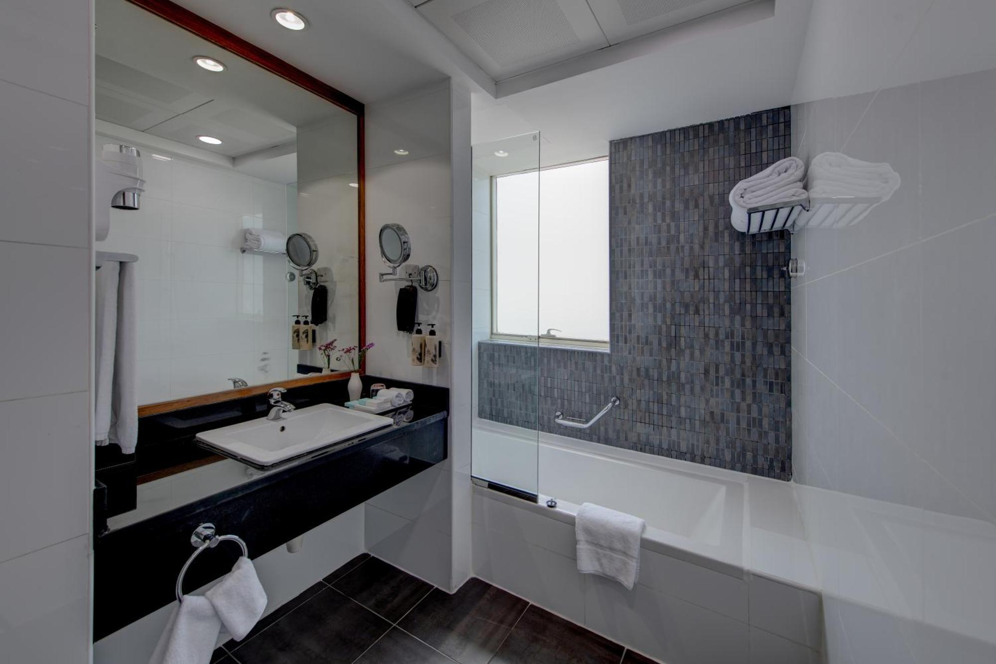 Chambre Lit King-Size Exécutive - Vue Partielle sur Mer