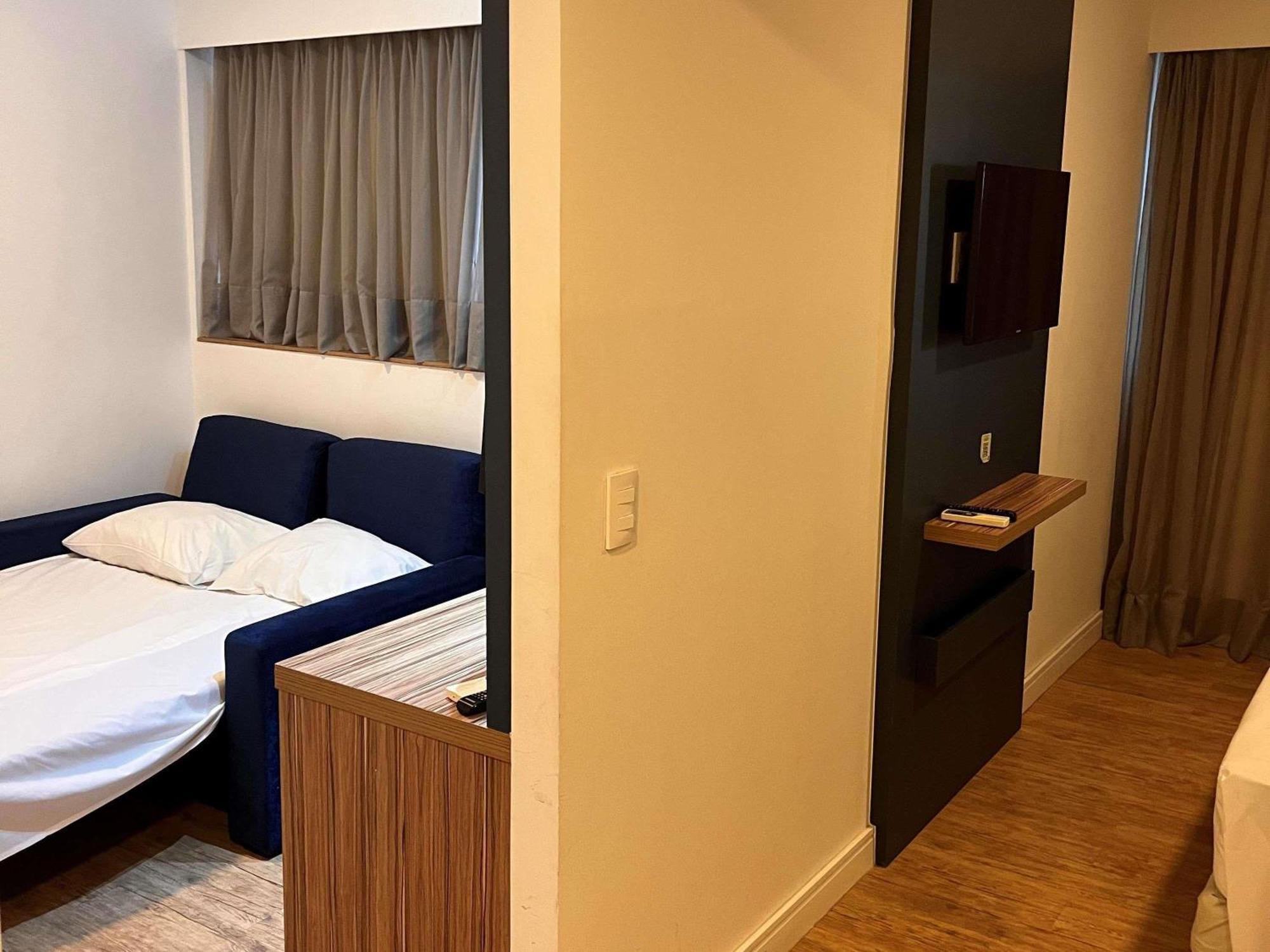 Suíte Família com Cama de Casal e Sofá-Cama