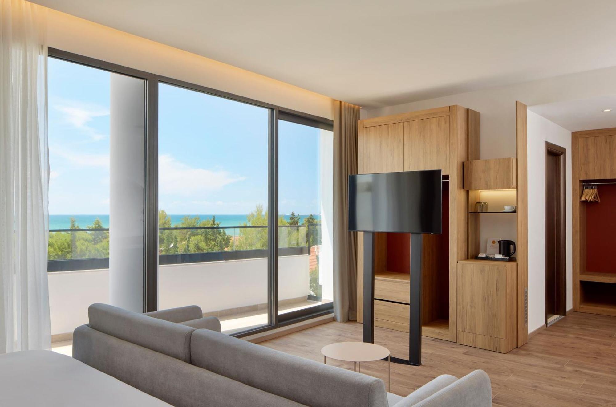 Suite Junior avec Balcon - Vue sur Mer (2 Adultes + 2 Enfants)