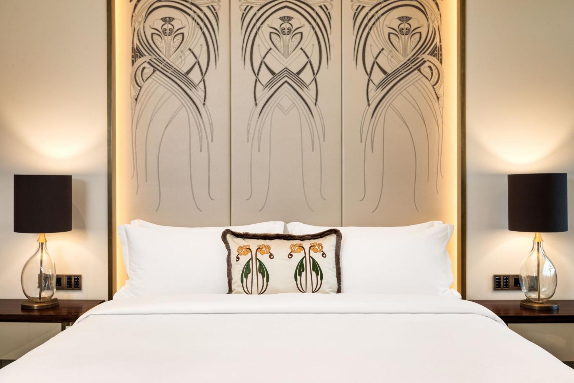 Zimmer Matild mit Kingsize-Bett und Stadtblick