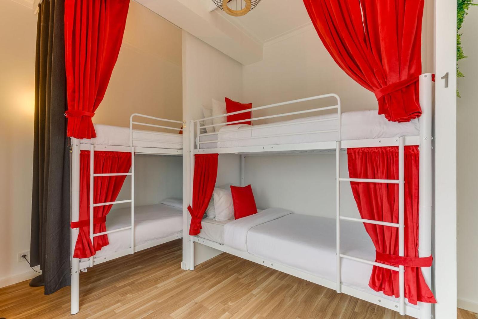 Cama num Dormitório Misto com 4 Camas