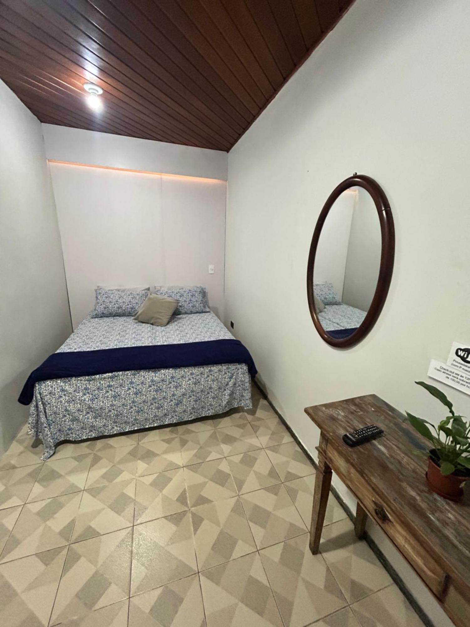 Quarto Econômico com 2 Camas de Solteiro