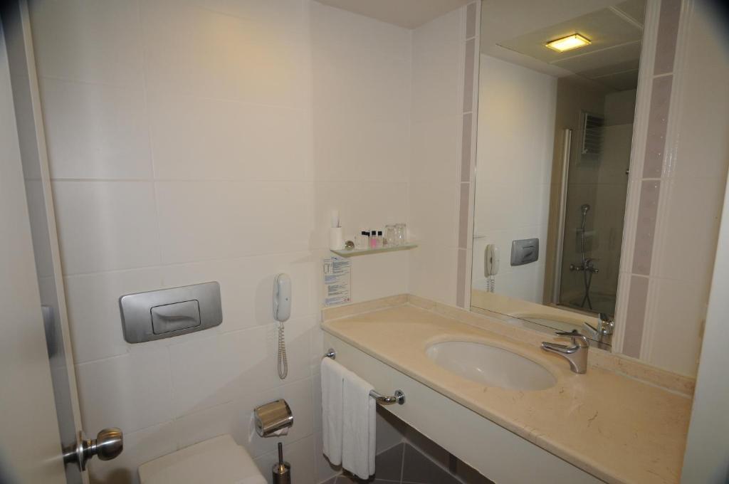 Standard Doppel- oder Zweibettzimmer mit seitlichem Meerblick