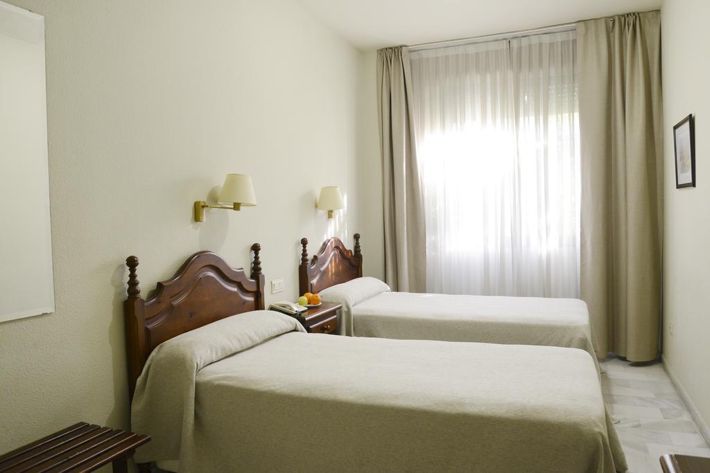 Quarto Família (2 Adultos + 1 Criança)