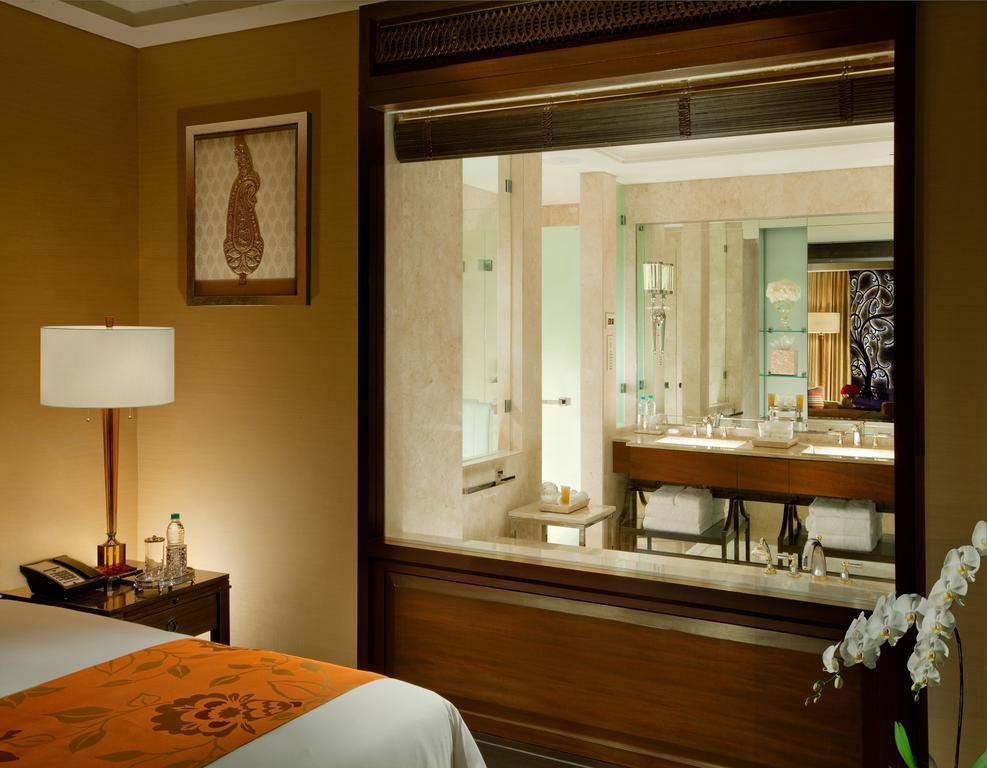 Executive Suite with Airport Transfers and Cocktail Hours