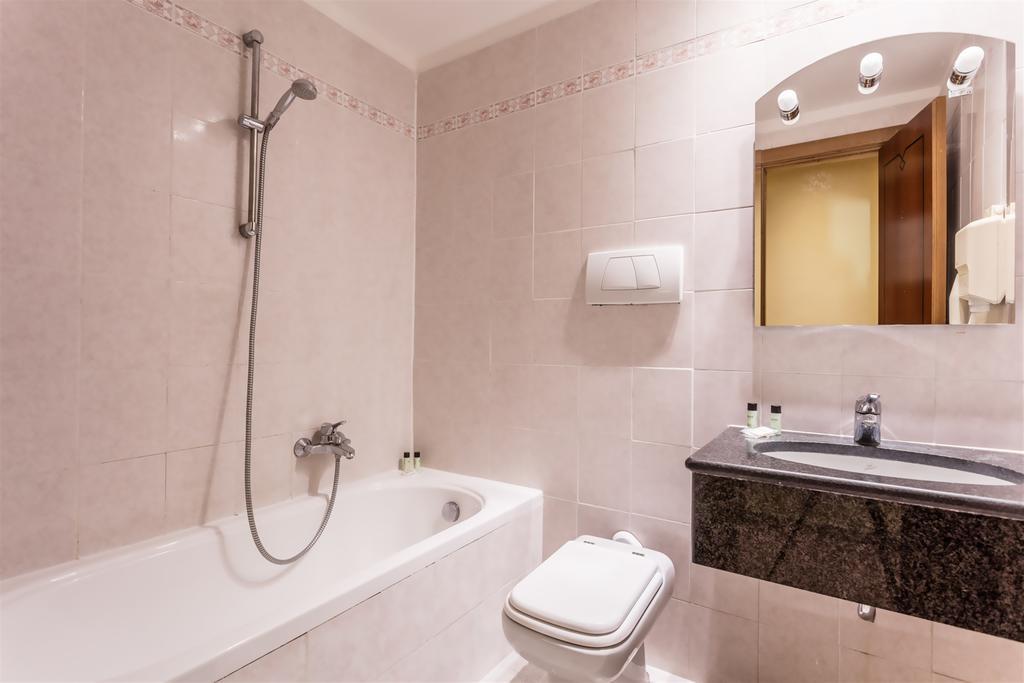 Quarto Econômico com Cama de Casal ou 2 de Solteiro