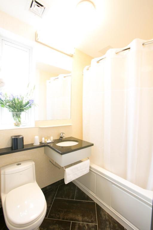 Quarto com Cama King-size e Vista da Cidade
