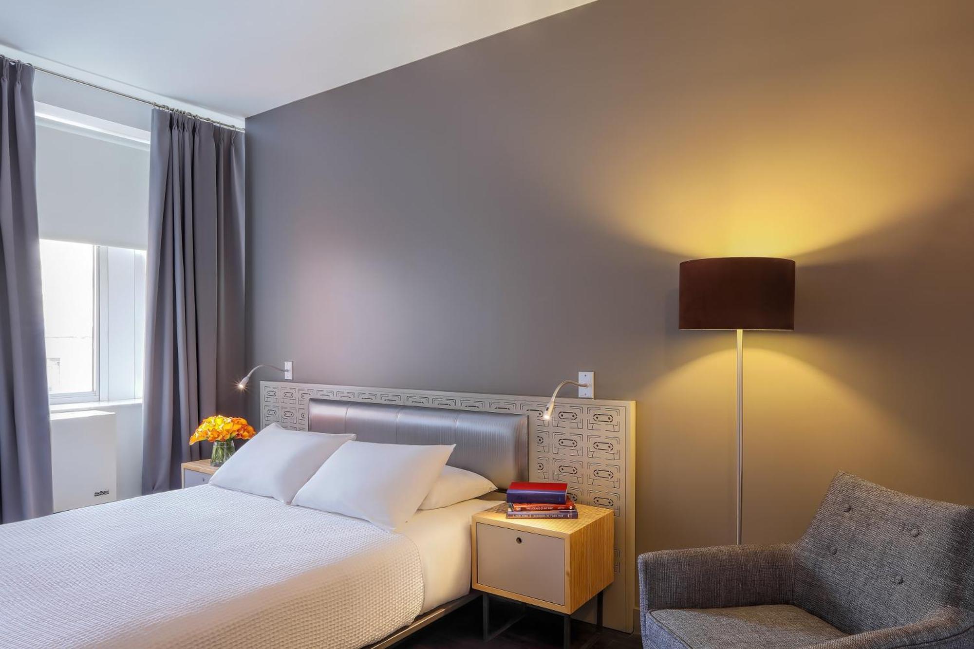 Chambre Lit Queen-Size avec Douche Accessible en Fauteuil Roulant - Adaptée aux Personnes à Mobilité Réduite